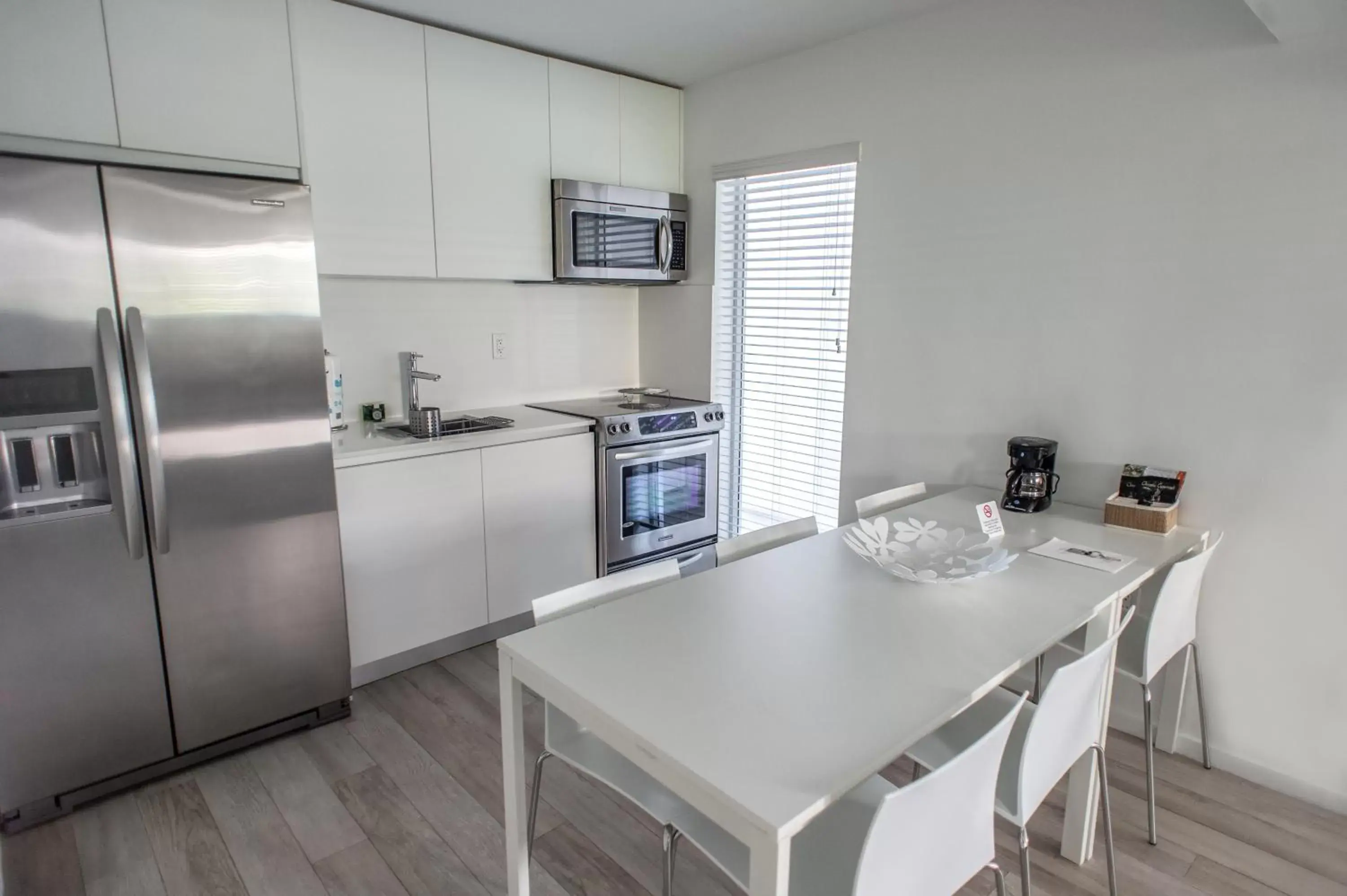 Kitchen or kitchenette, Kitchen/Kitchenette in Beach Haus Key Biscayne Contemporary Apartments