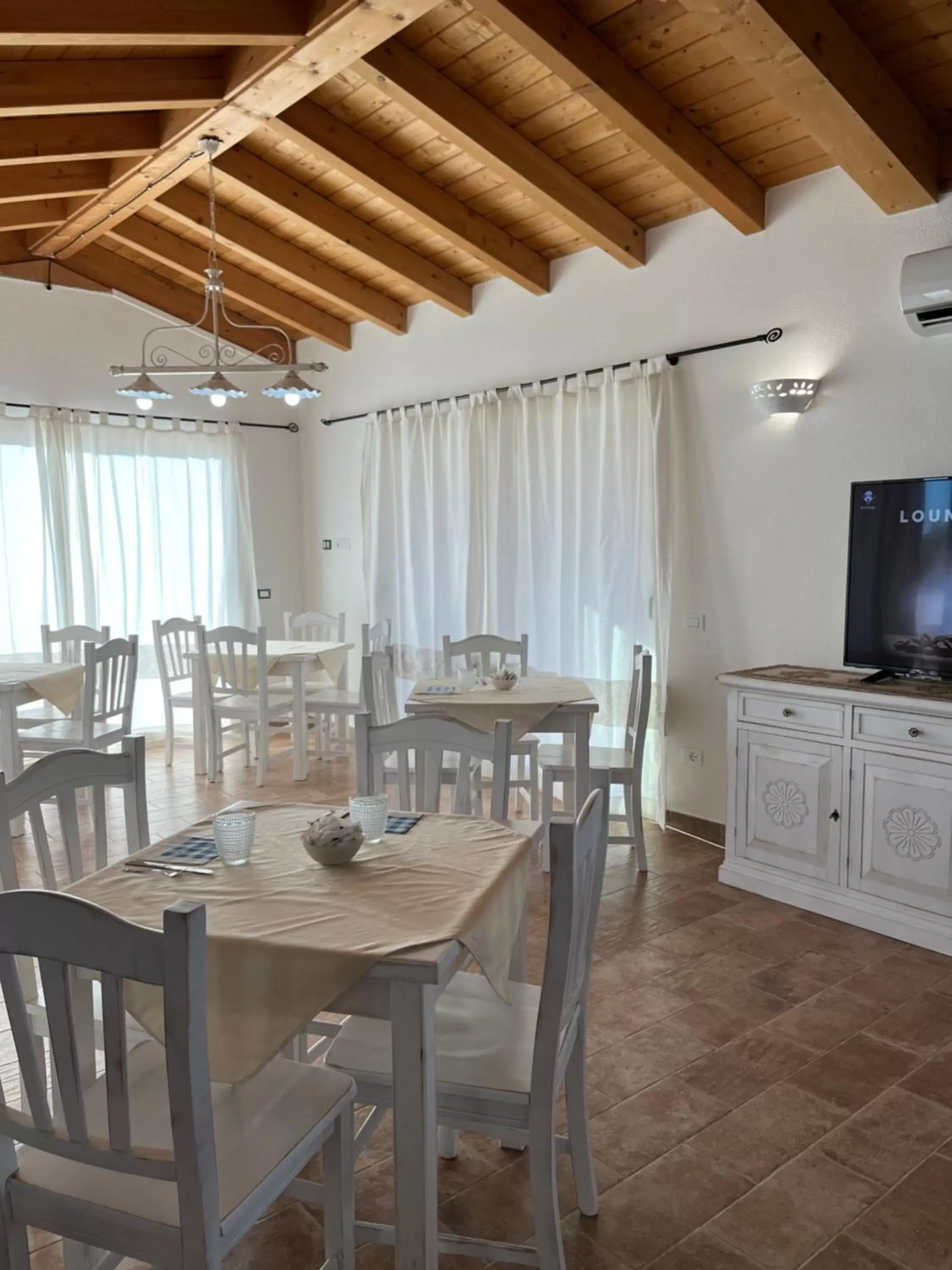 Communal lounge/ TV room, Dining Area in Sa Jacca Albergo Rurale