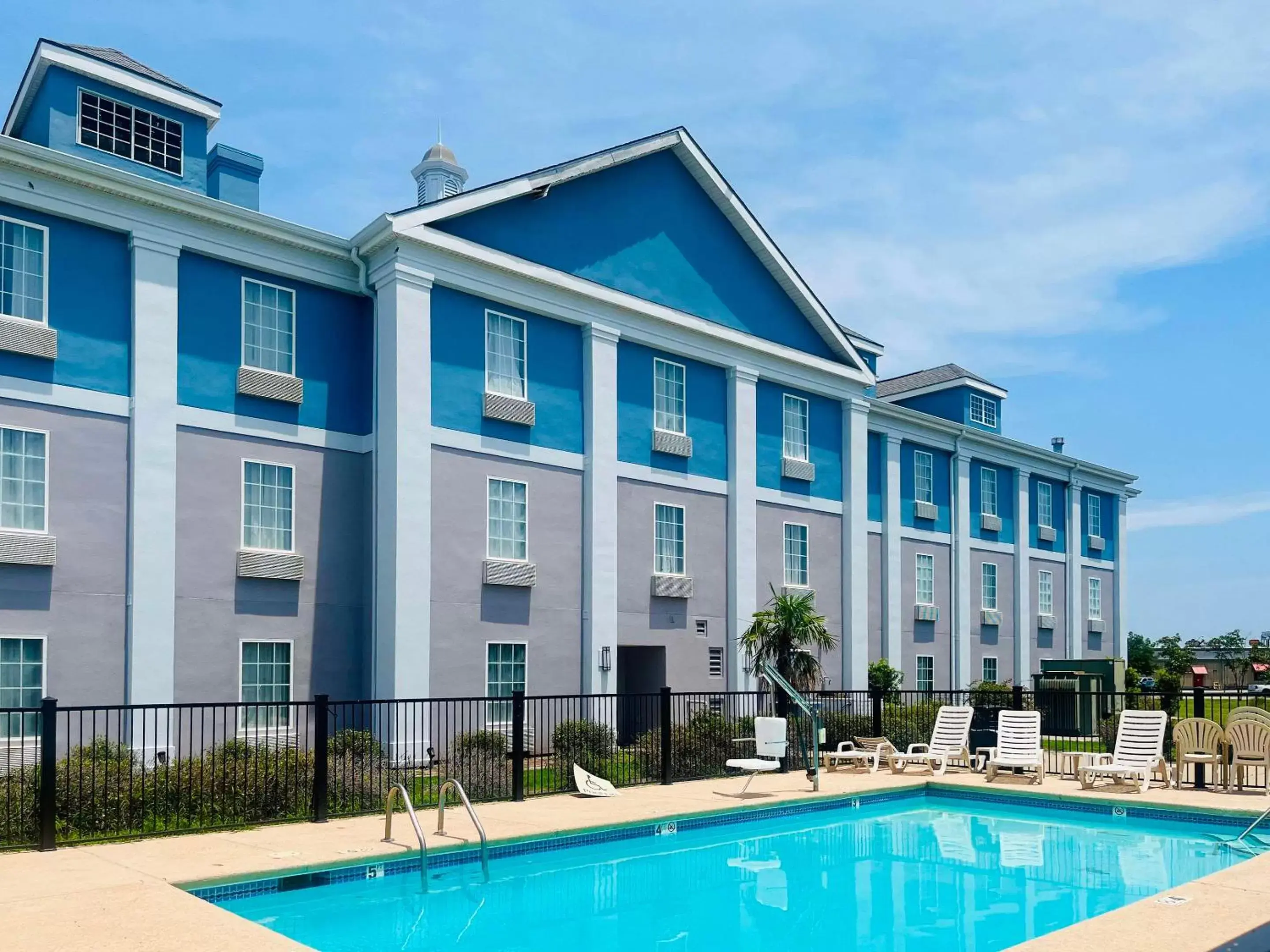Swimming pool, Property Building in Comfort Inn