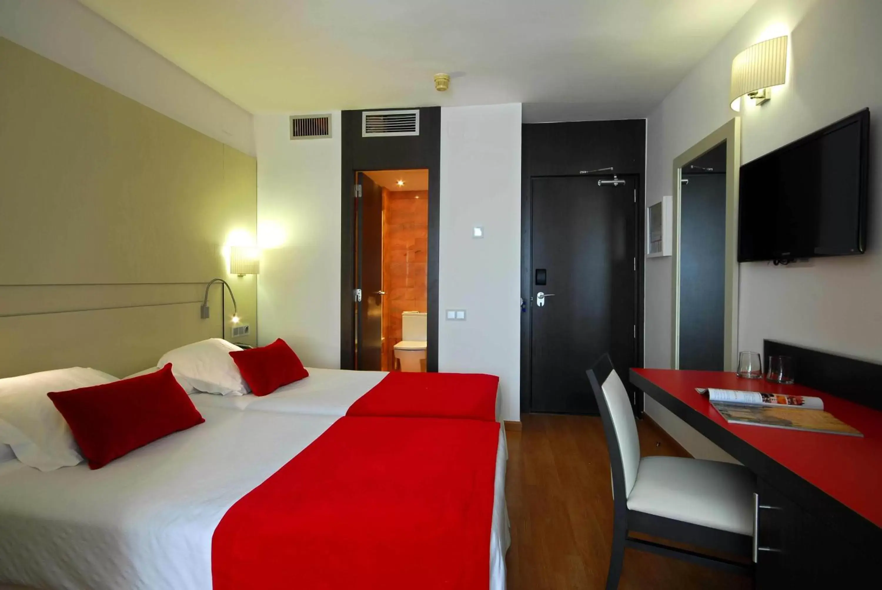 Photo of the whole room, Bed in Grupotel Gravina