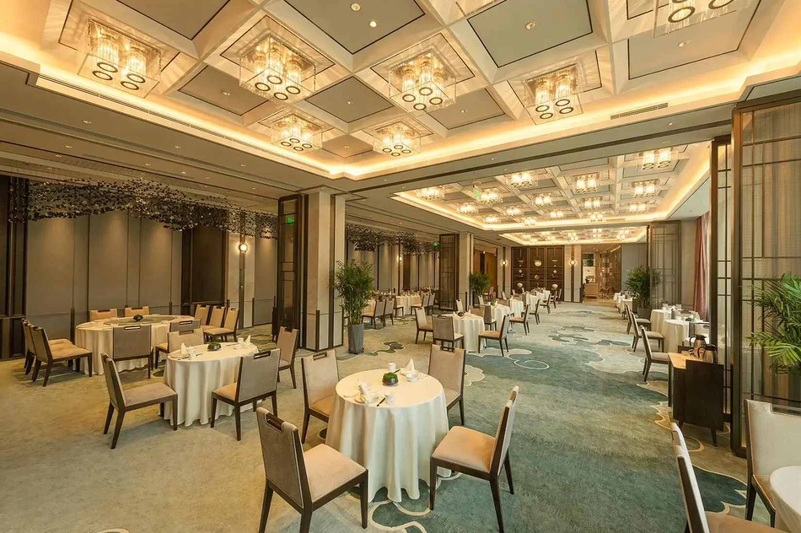 Restaurant/places to eat in Wyndham Qingdao l Free Fixed-Time Shuttle Service Between Hotel and Airport & North Railway Station l Outdoor Children's Amusement Park l 1-Hour Play Snooker or Table Tennis Restaurant/places to eat in Wyndham Qingdao l Free Fixed-Time Shuttle Service Between Hotel and Airport & North Railway Station l Outdoor Children's Amusement Park l 1-Hour Play Snooker or Table Tennis