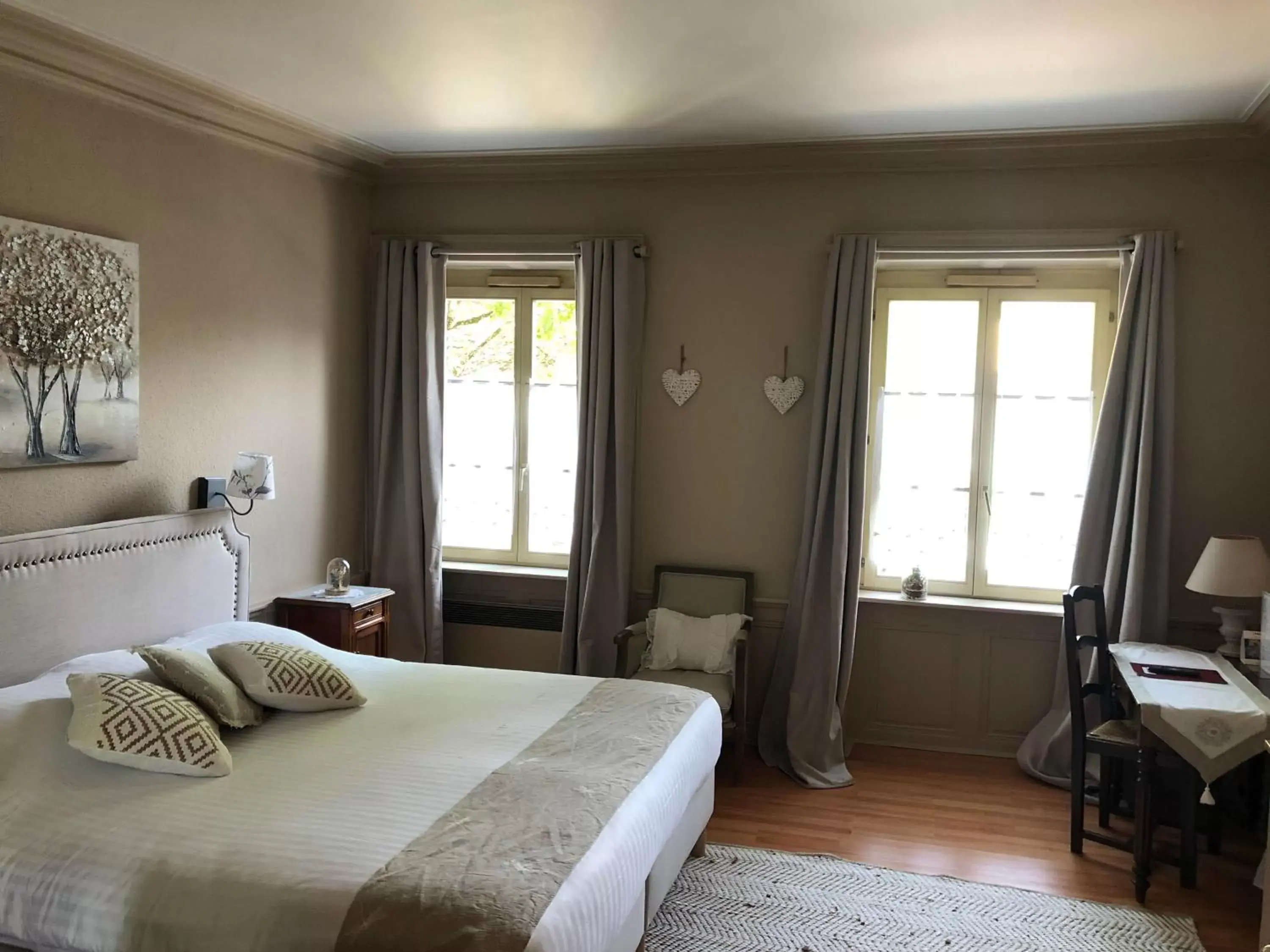 Bedroom, Bed in The Originals City, Hôtel de la Balance, Montbéliard