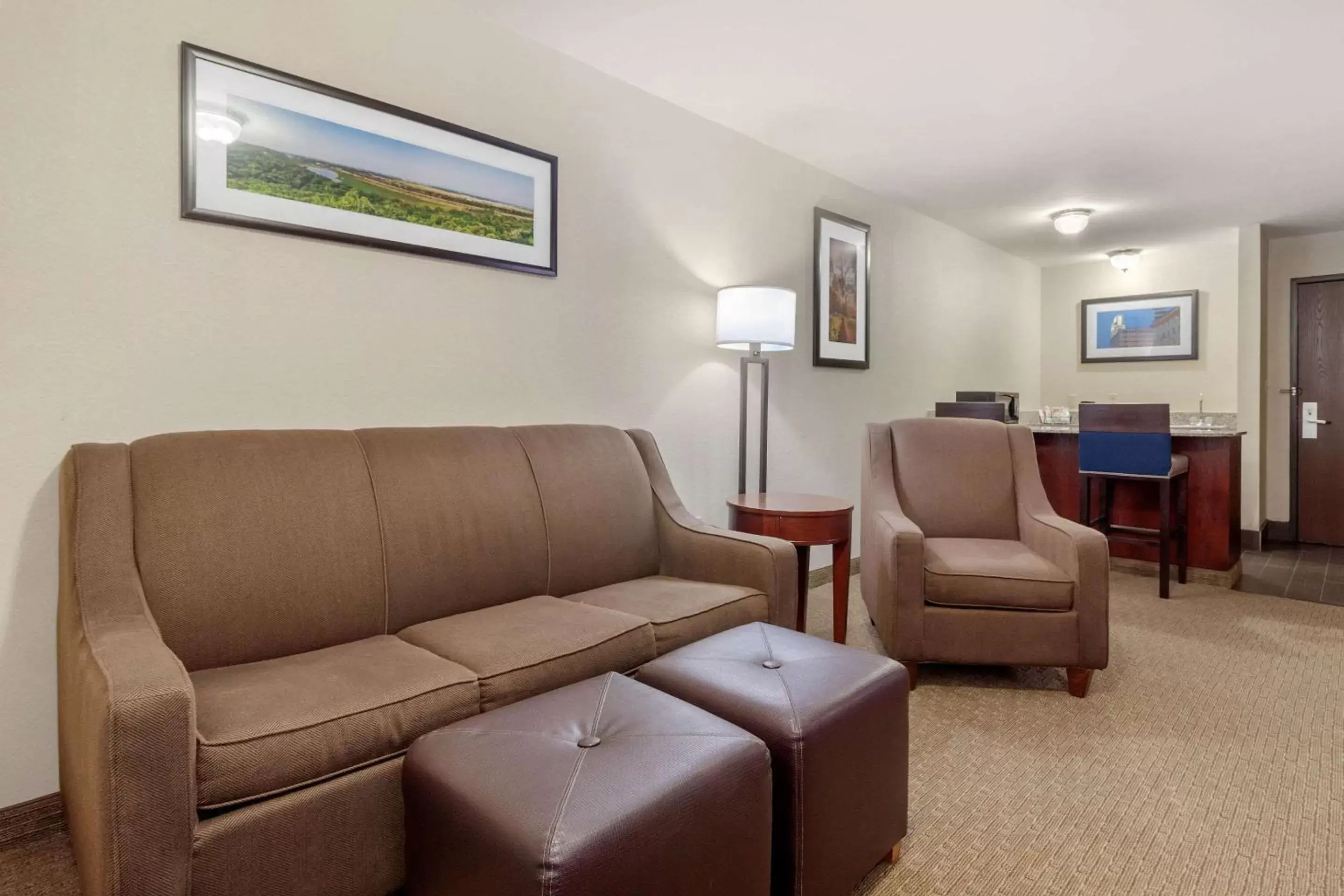 Bedroom, Seating Area in Comfort Suites Omaha East-Council Bluffs