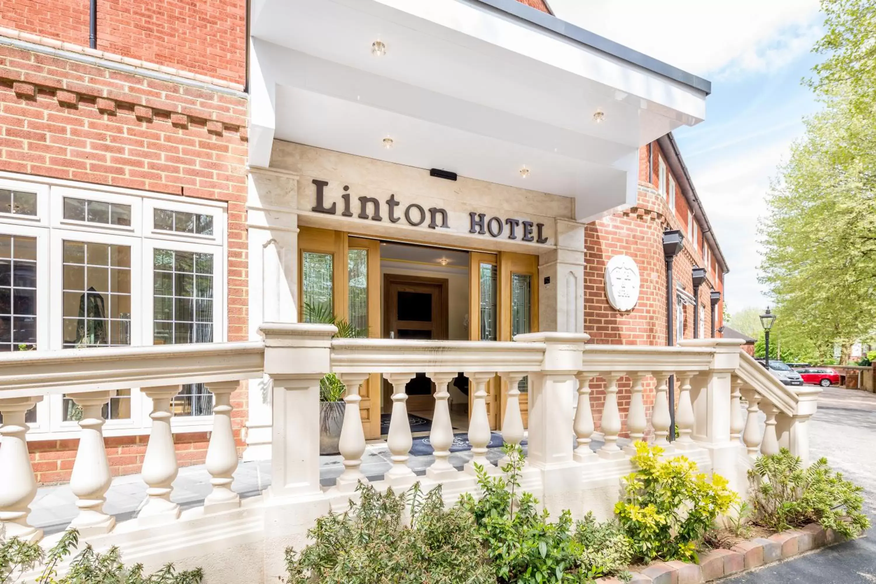 Facade/entrance in Linton Hotel Luton