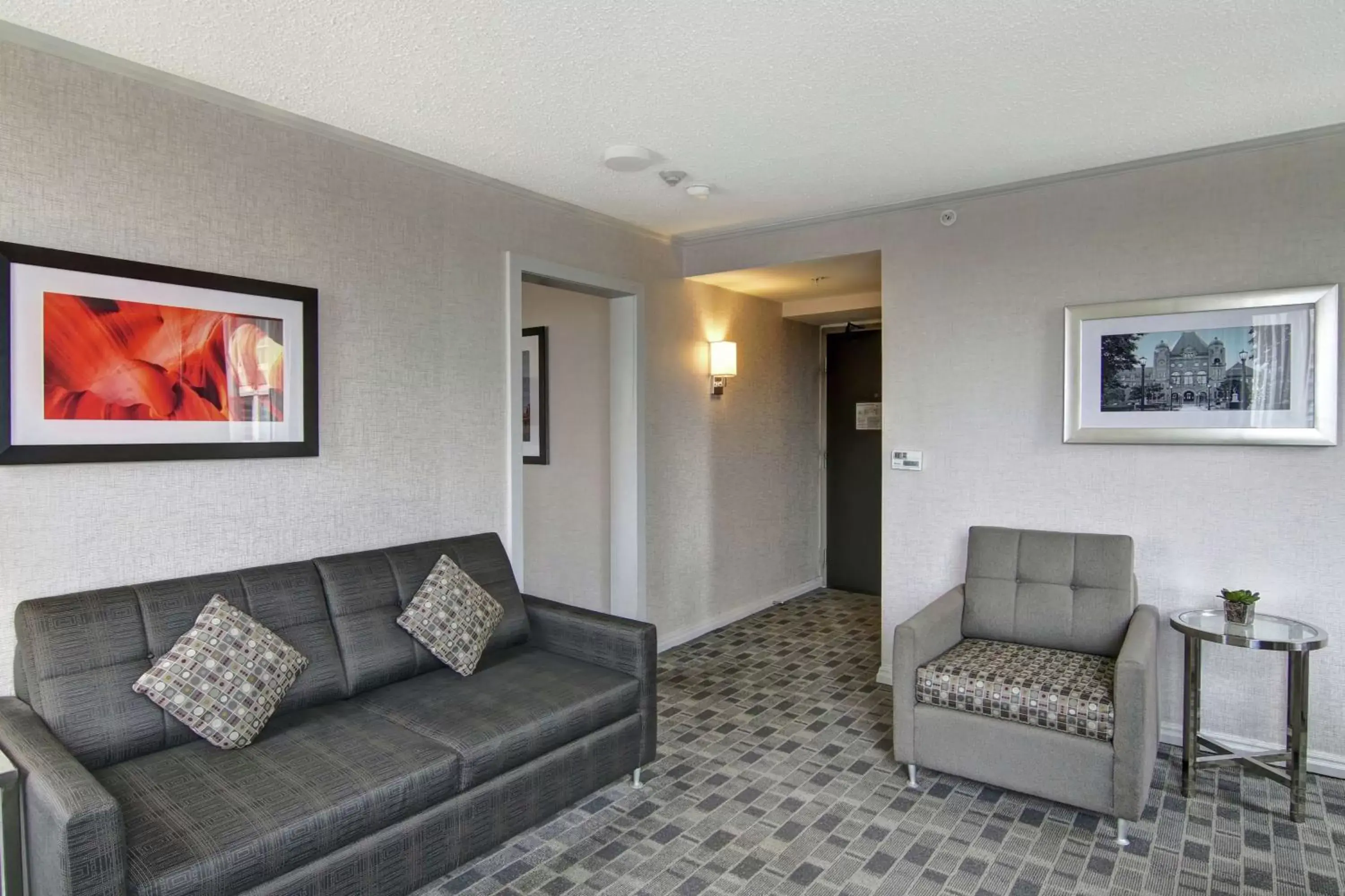 Living room, Seating Area in DoubleTree by Hilton Toronto Downtown