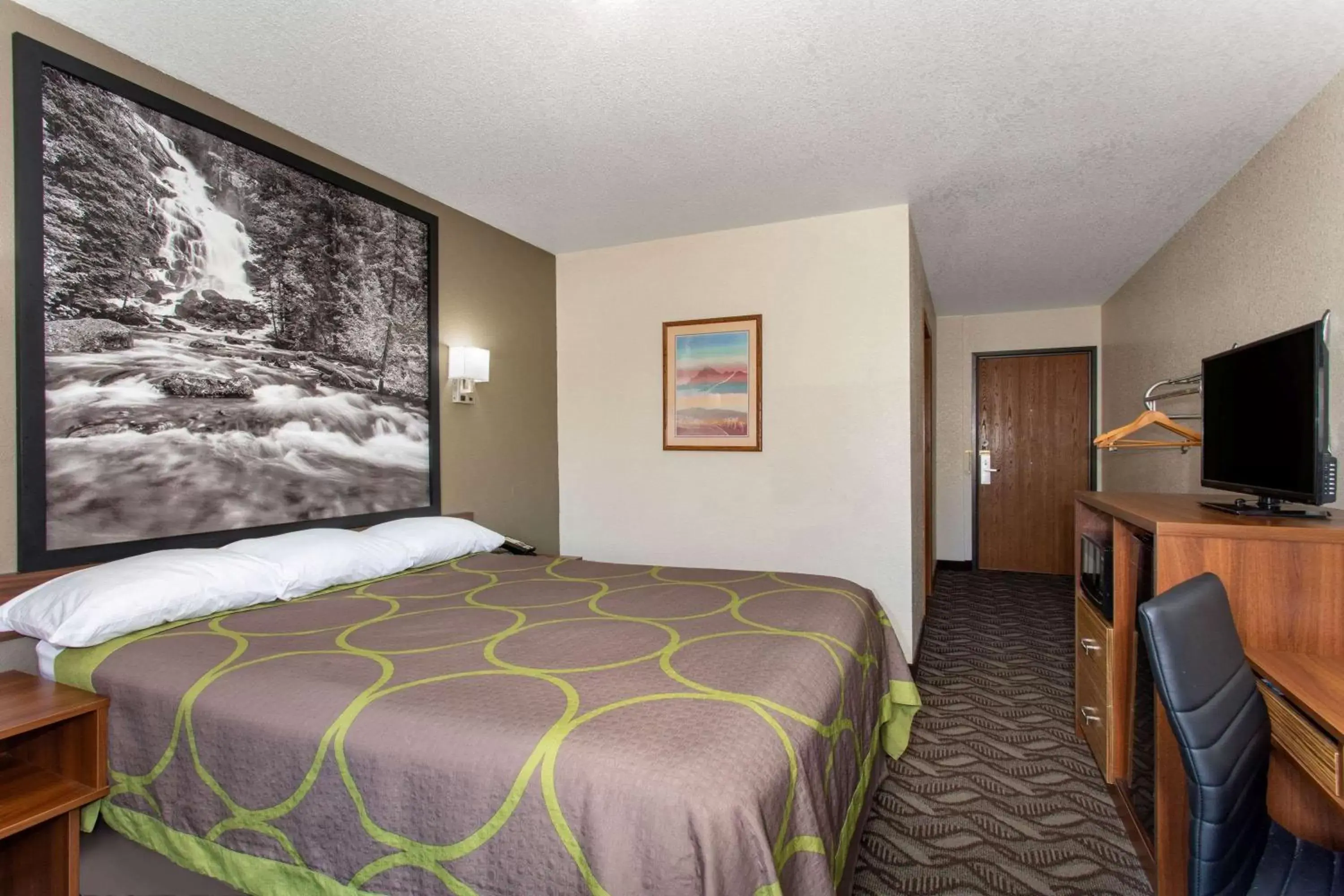 Photo of the whole room, Bed in Super 8 by Wyndham Dubois