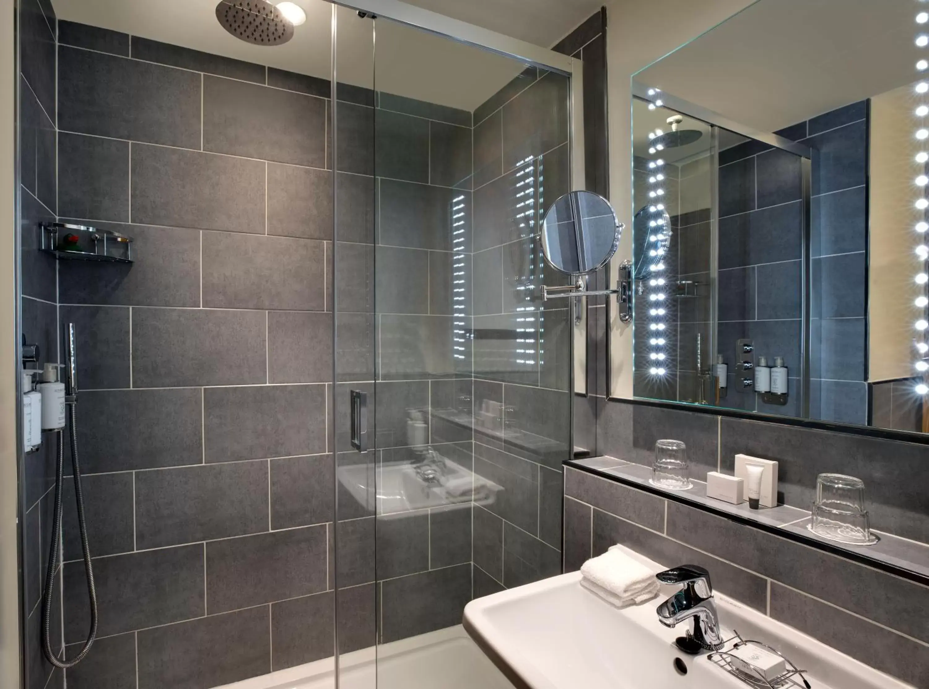 Bathroom in Sloane Square Hotel