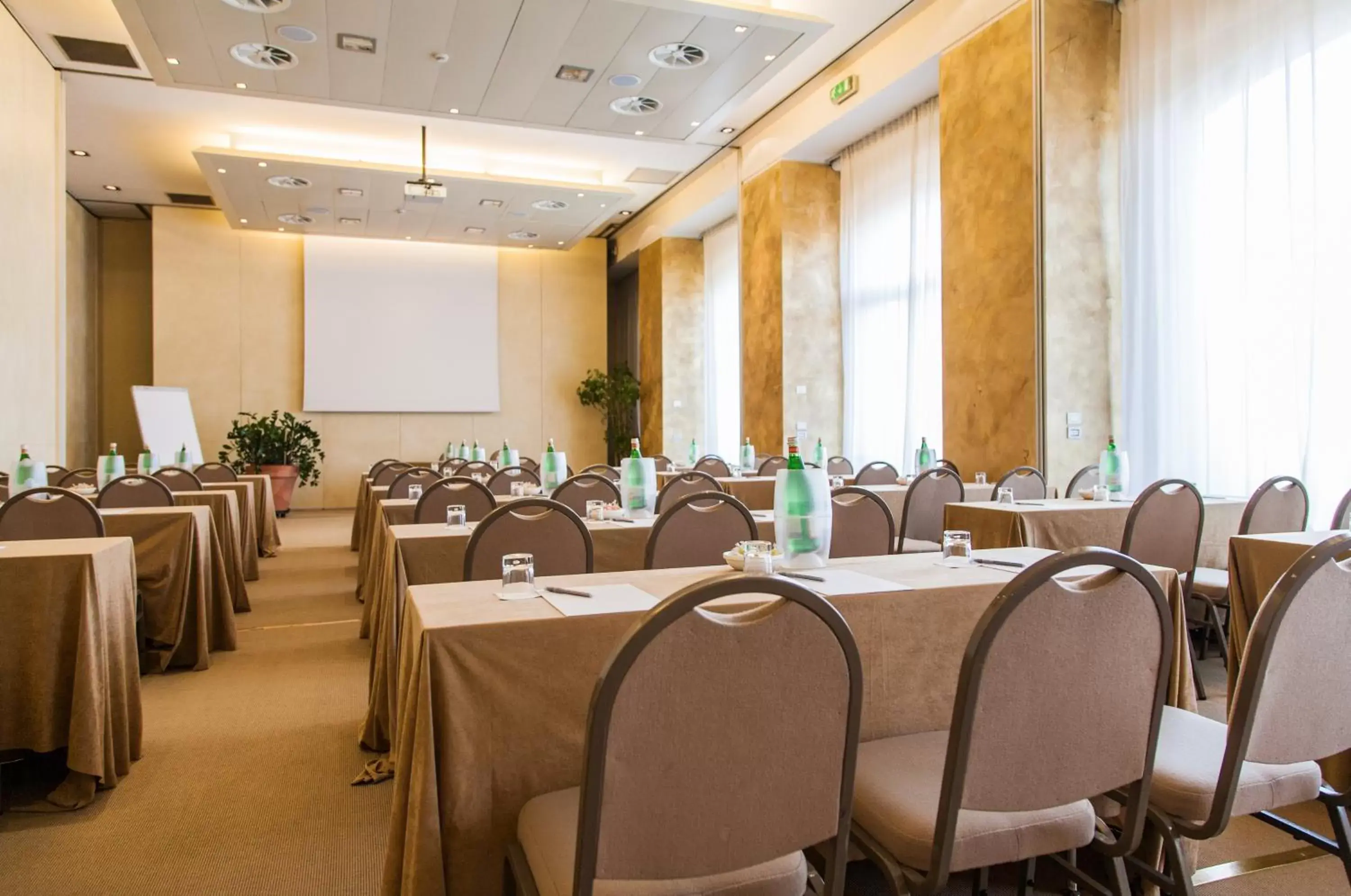 Business facilities in Cosmo Hotel Palace