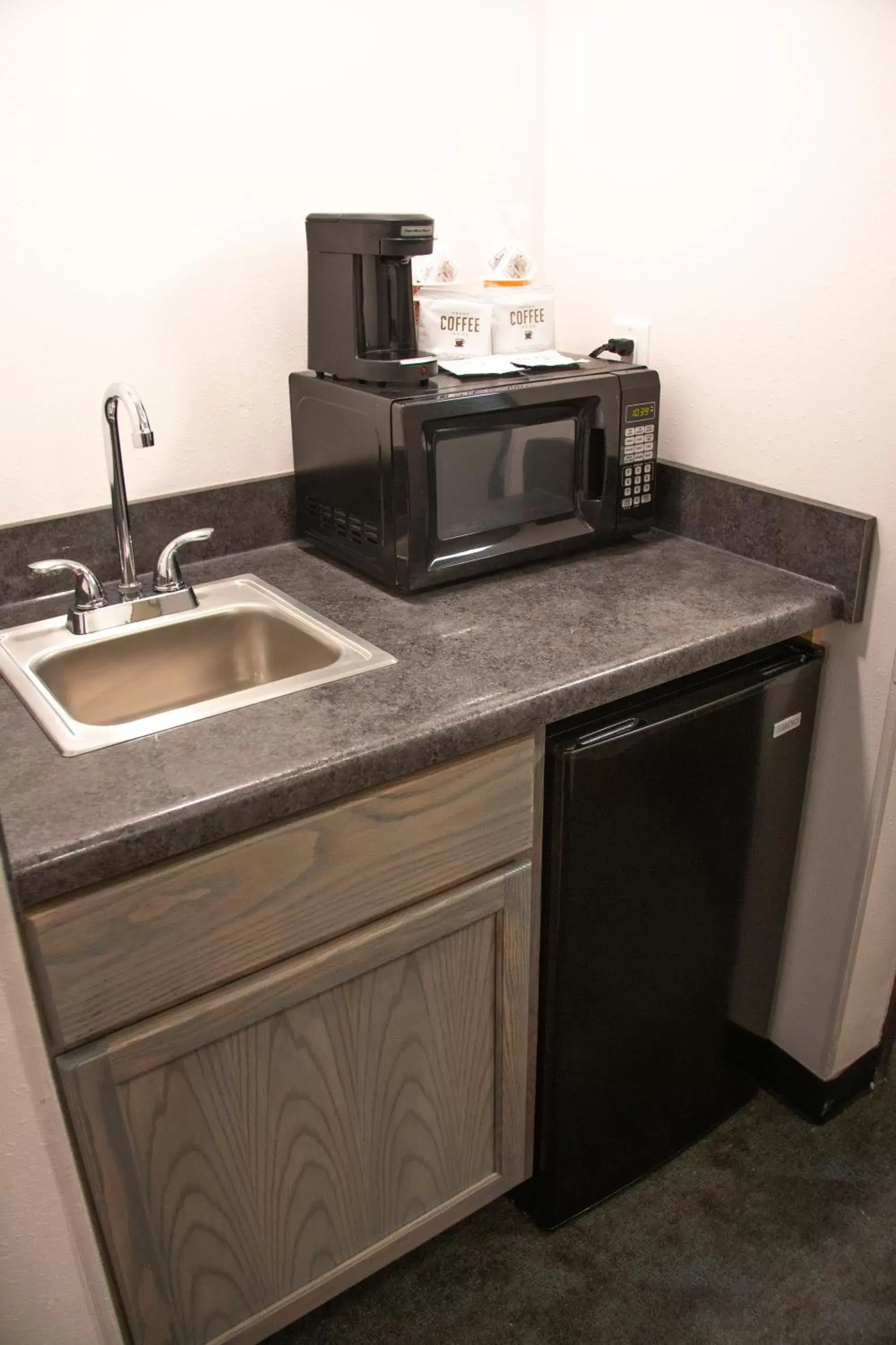 Coffee/tea facilities, Kitchen/Kitchenette in Comfort Inn Sioux City South