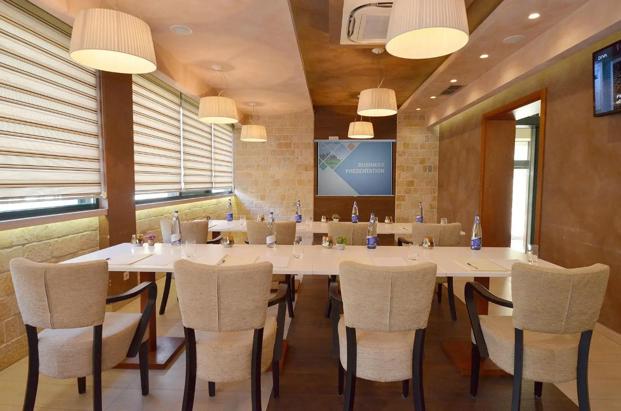 Business facilities, Restaurant/Places to Eat in Hotel Porto In