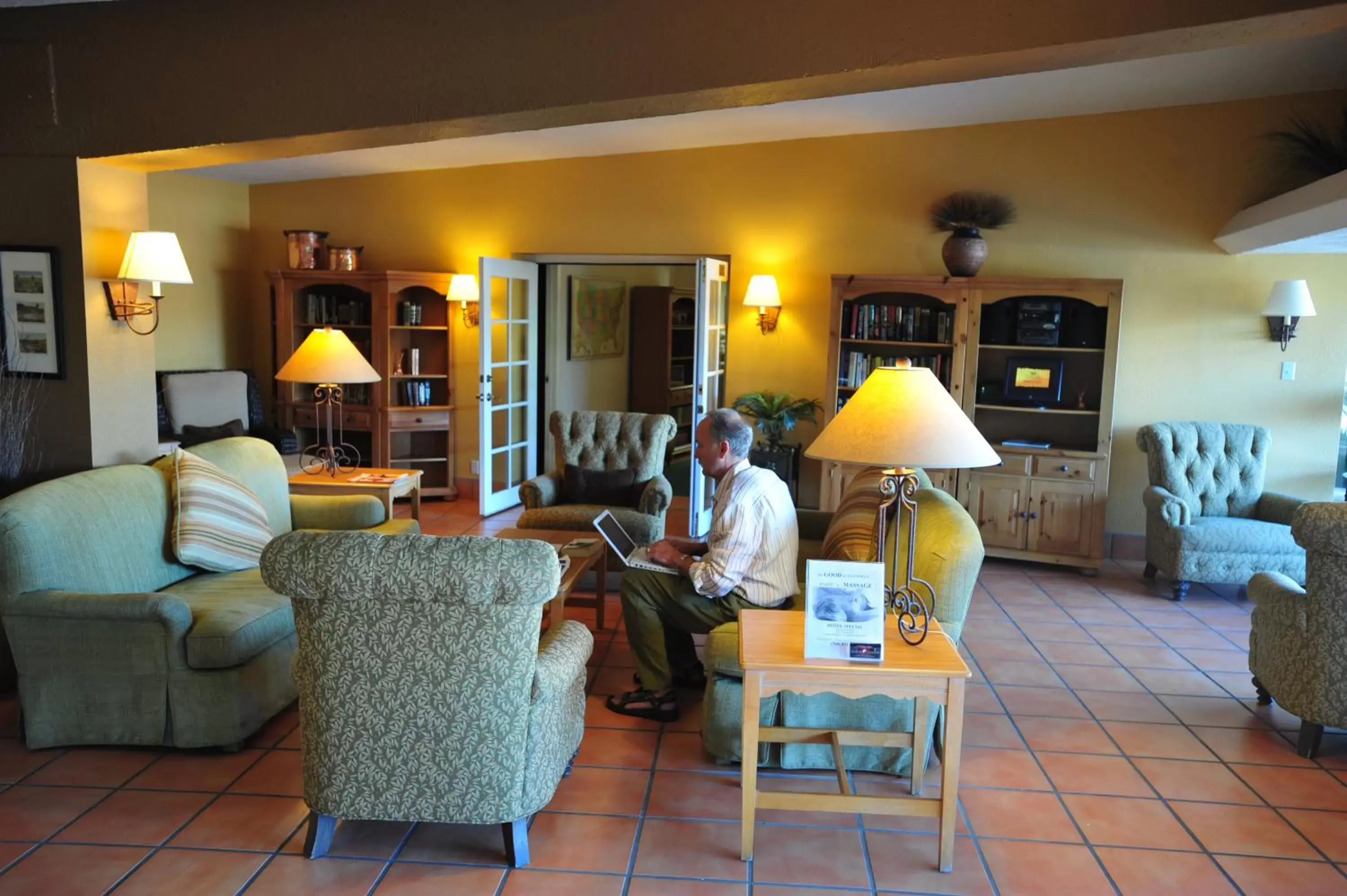 Communal lounge/ TV room, Seating Area in Shadow Mountain Resort & Club