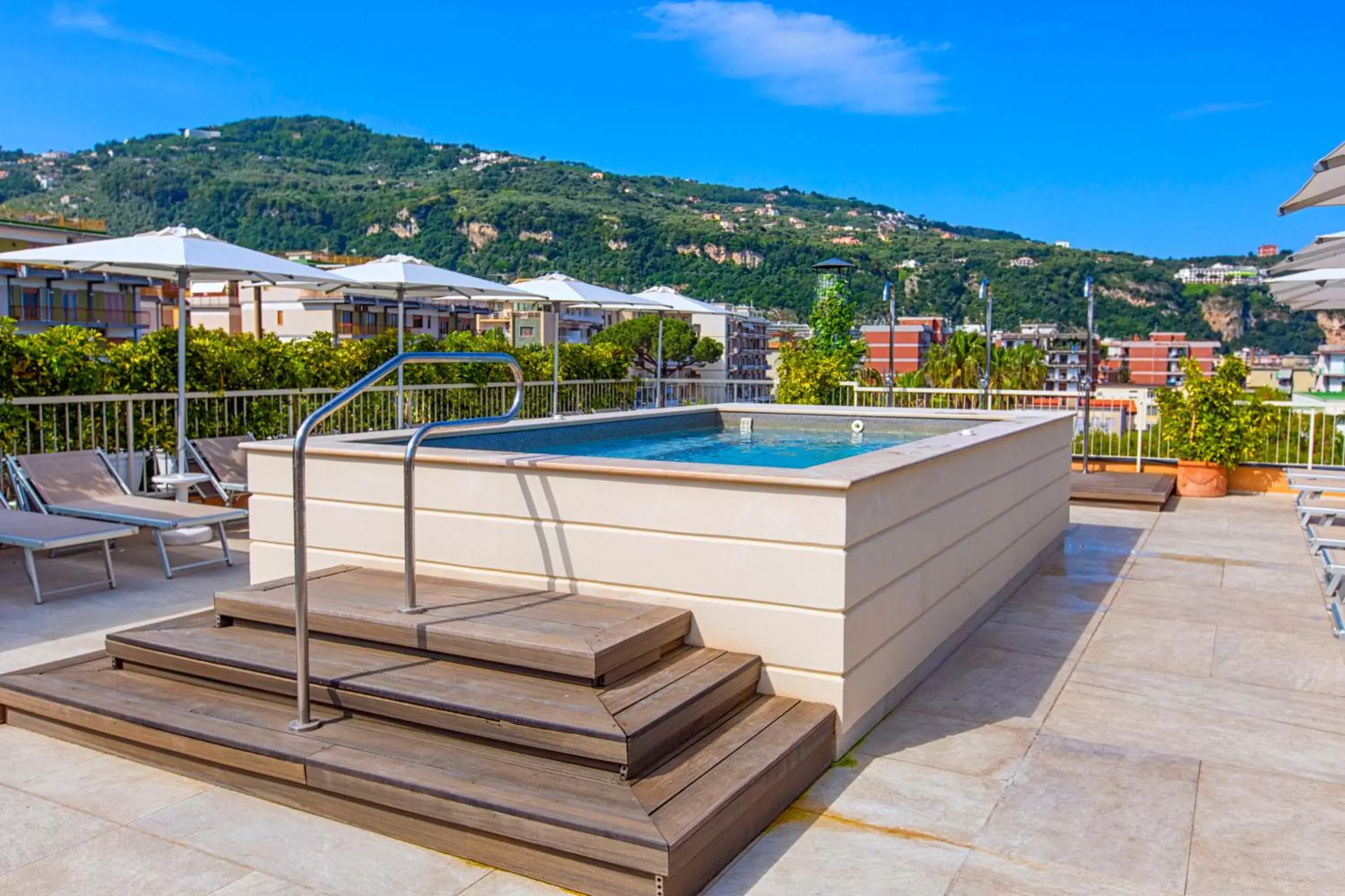 Solarium, Swimming Pool in Hotel Michelangelo