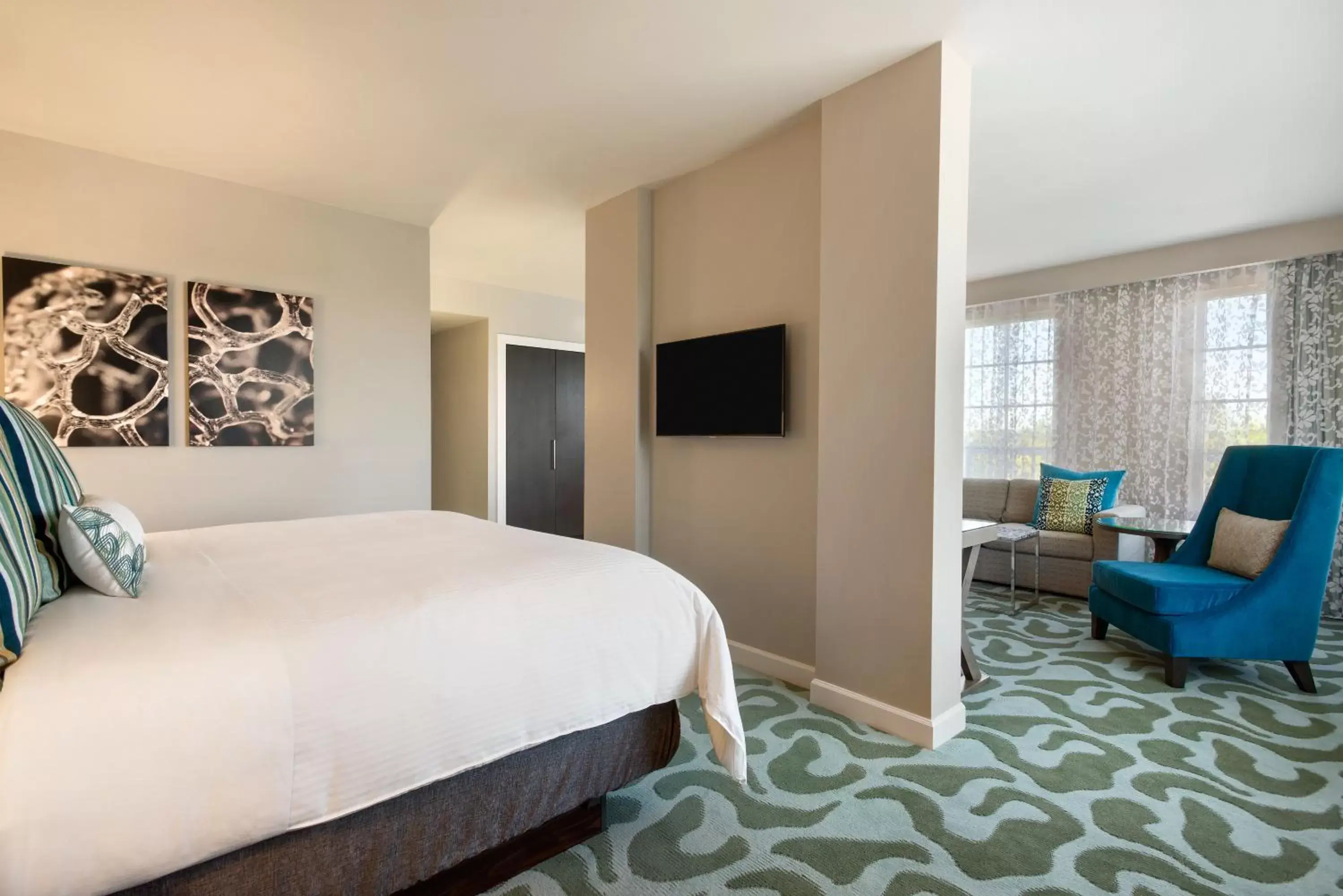 TV and multimedia, Bed in Wyndham Grand Jupiter at Harbourside Place