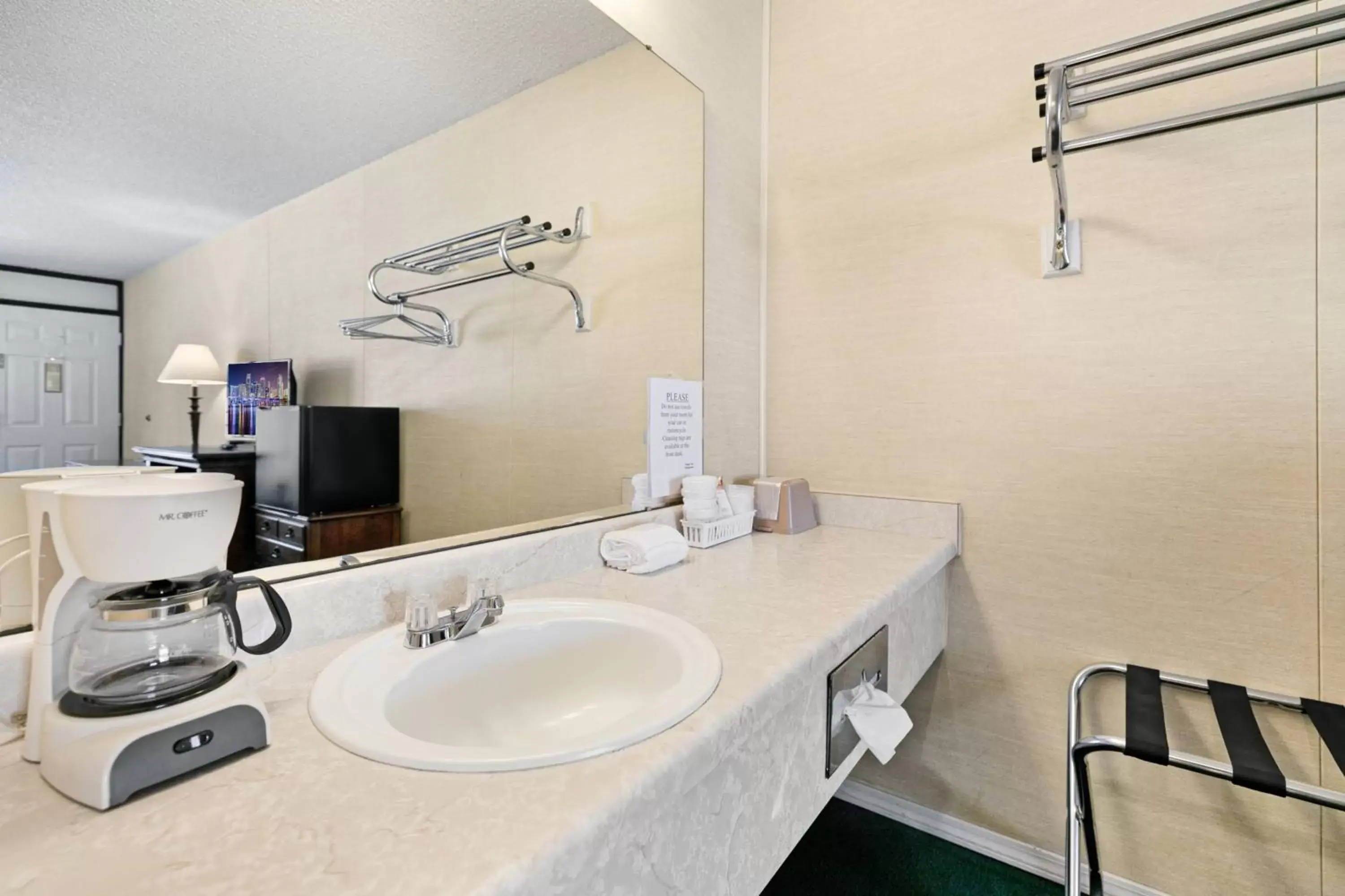 Bathroom in Candlewick Inn and Suites