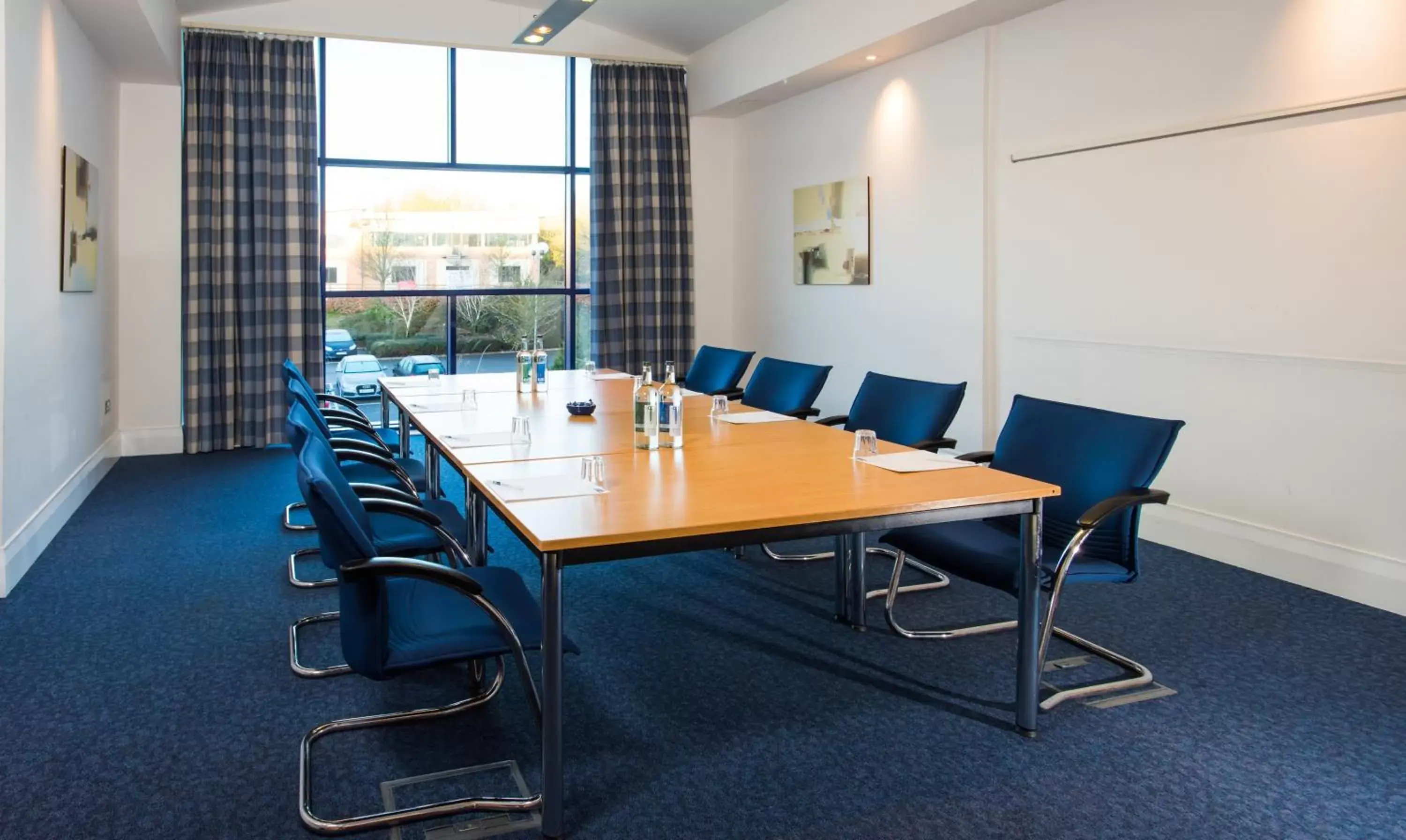 Meeting/conference room in Holiday Inn Express Newport, an IHG Hotel