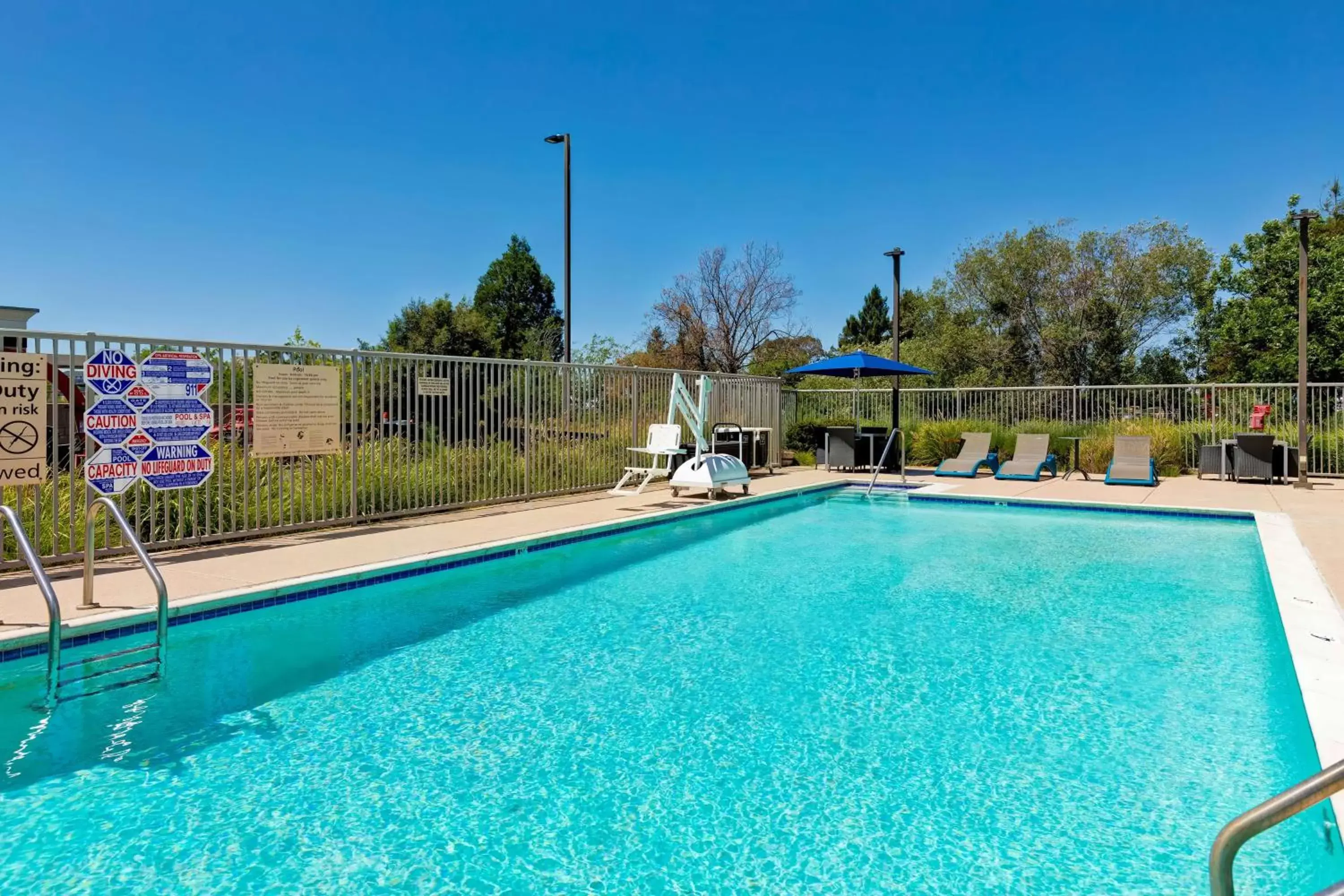 Property building, Swimming Pool in Hampton Inn & Suites Rohnert Park - Sonoma County