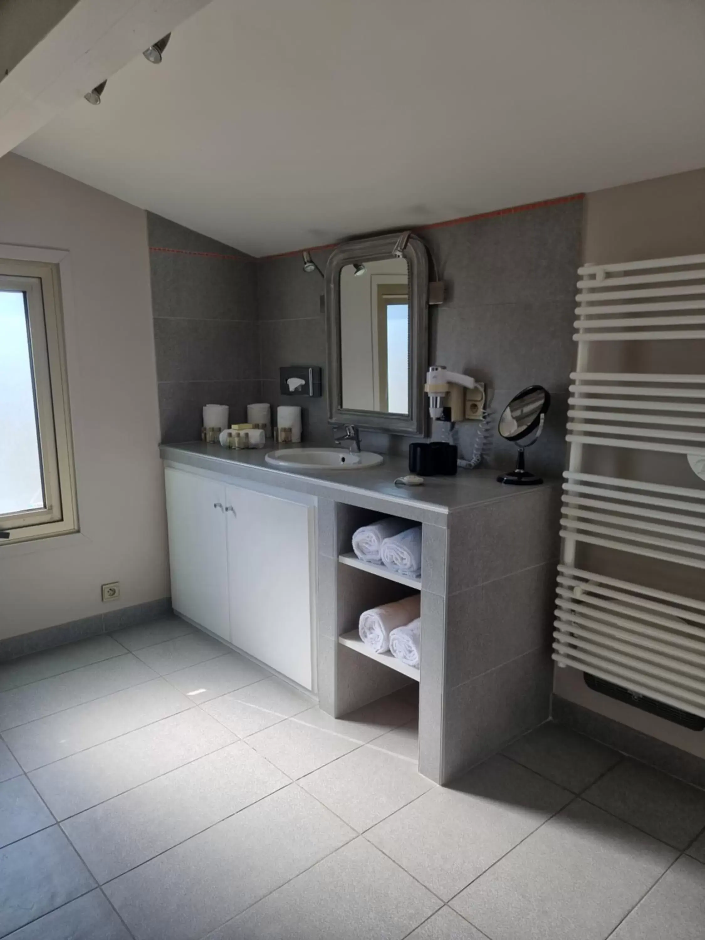 Bathroom, Kitchen/Kitchenette in Castillon Des Baux