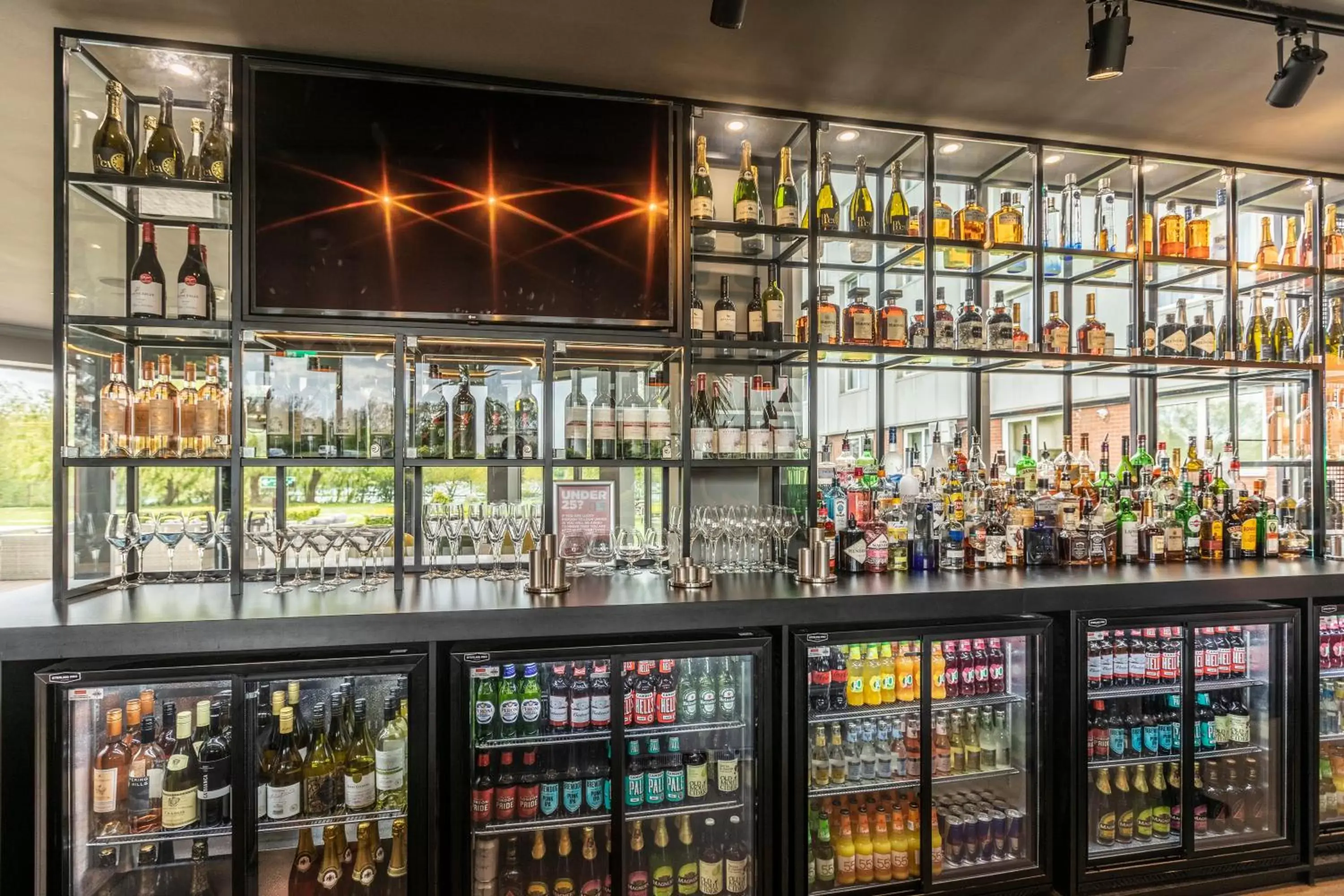 Lounge or bar in Holiday Inn Basildon by IHG Lounge or bar in Holiday Inn Basildon by IHG