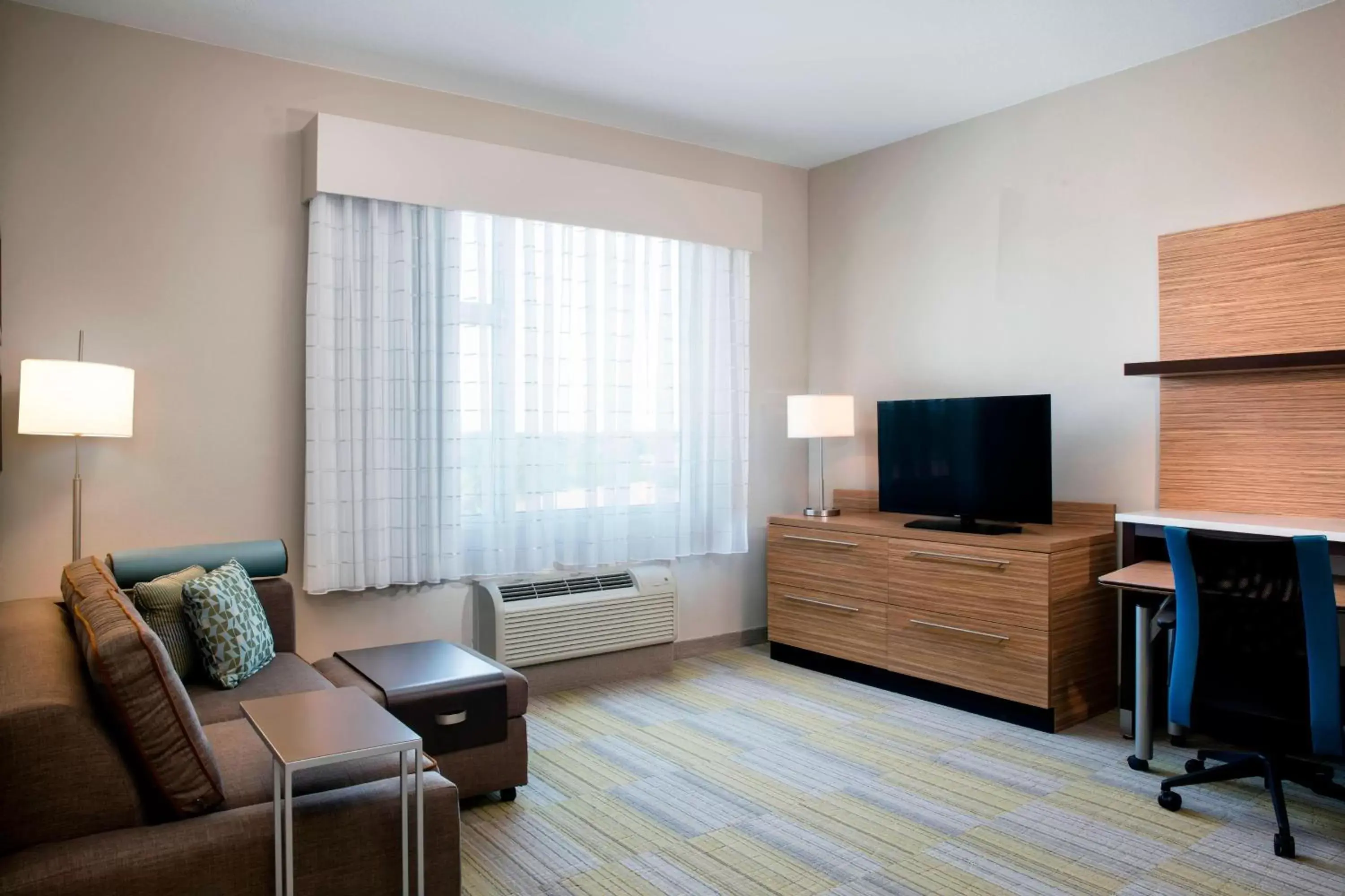Living room, TV/Entertainment Center in TownePlace Suites by Marriott Miami Homestead