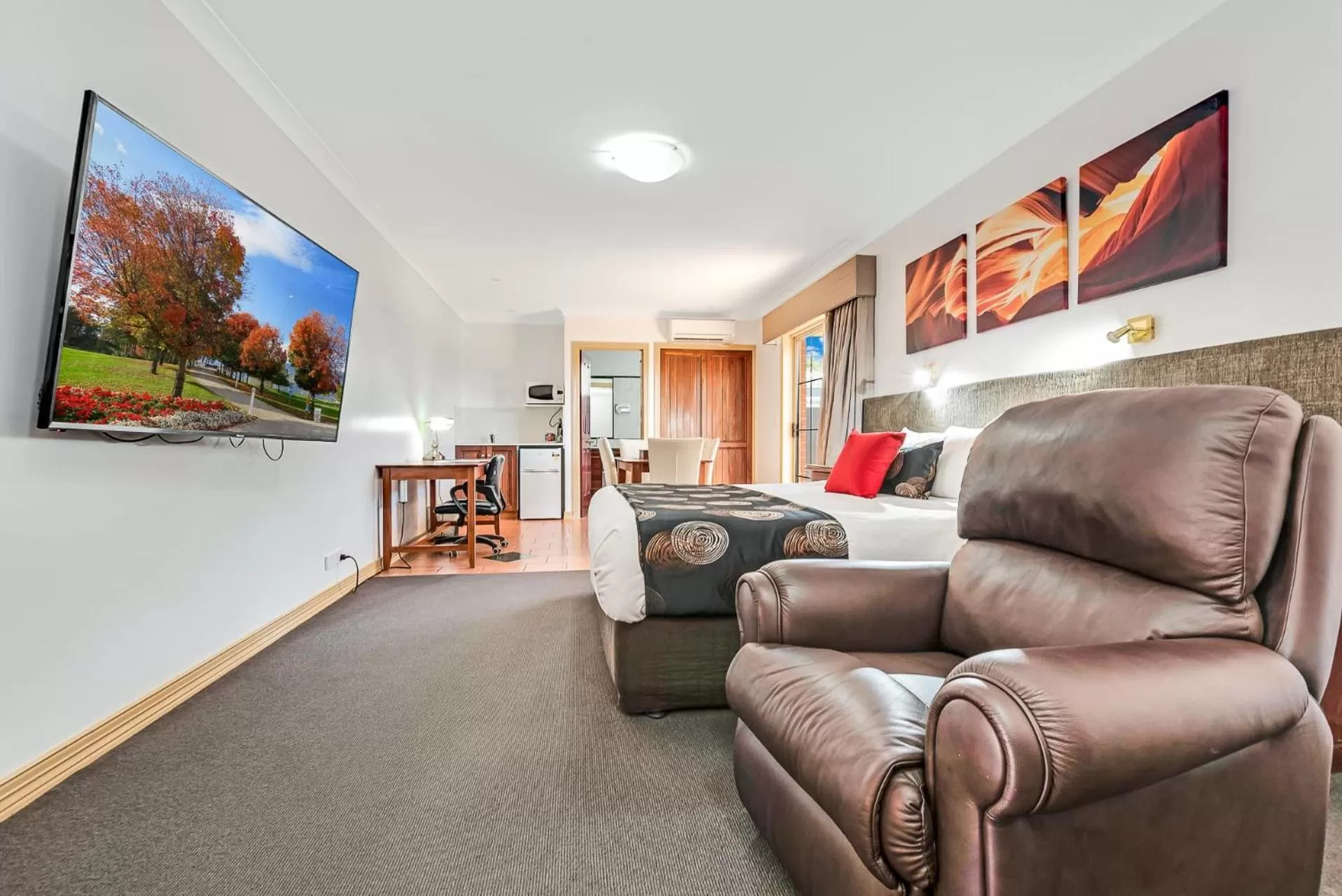 Photo of the whole room in Georgian Motor Lodge