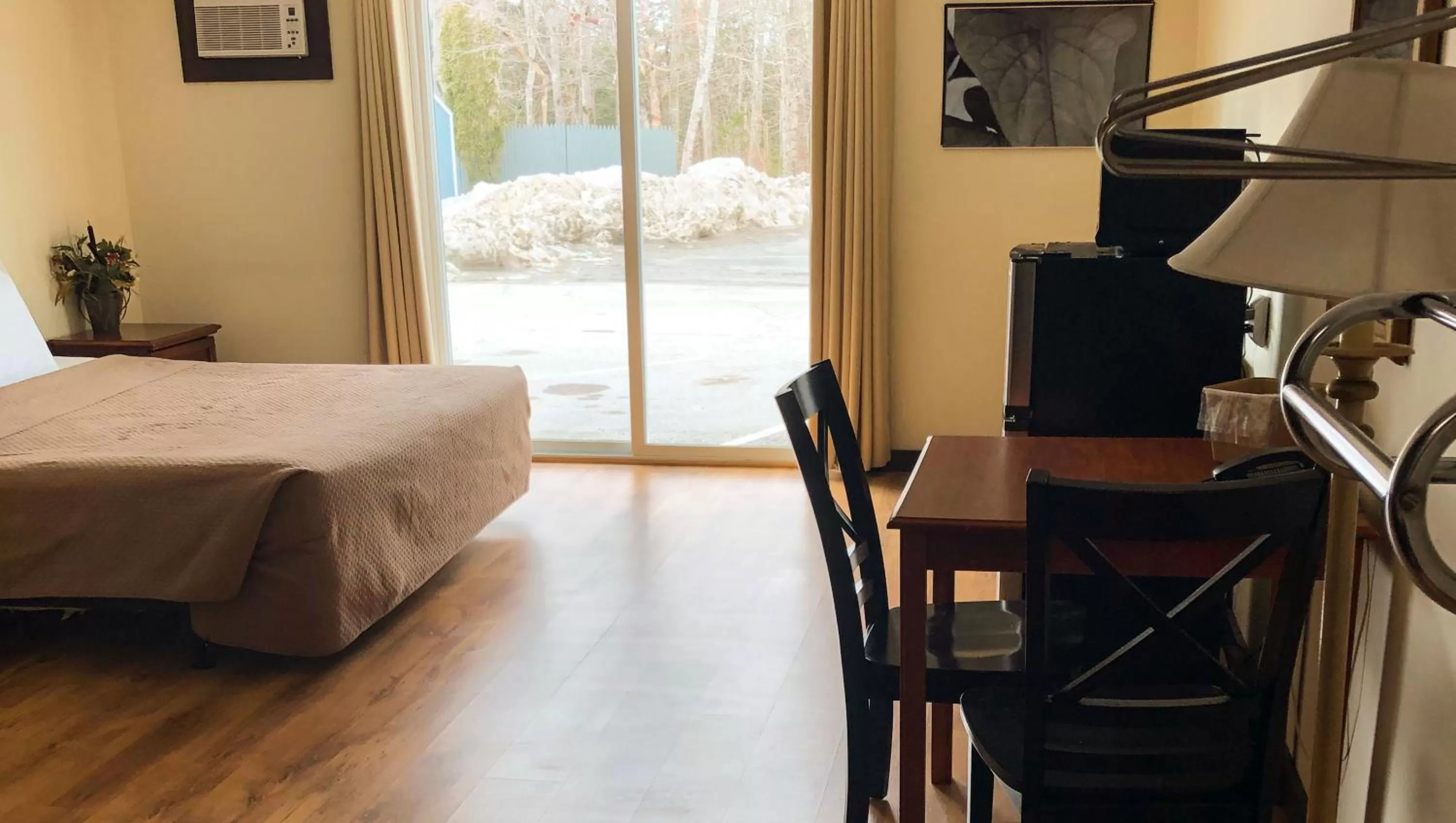 Photo of the whole room, Bed in Colonial Inn Ellsworth