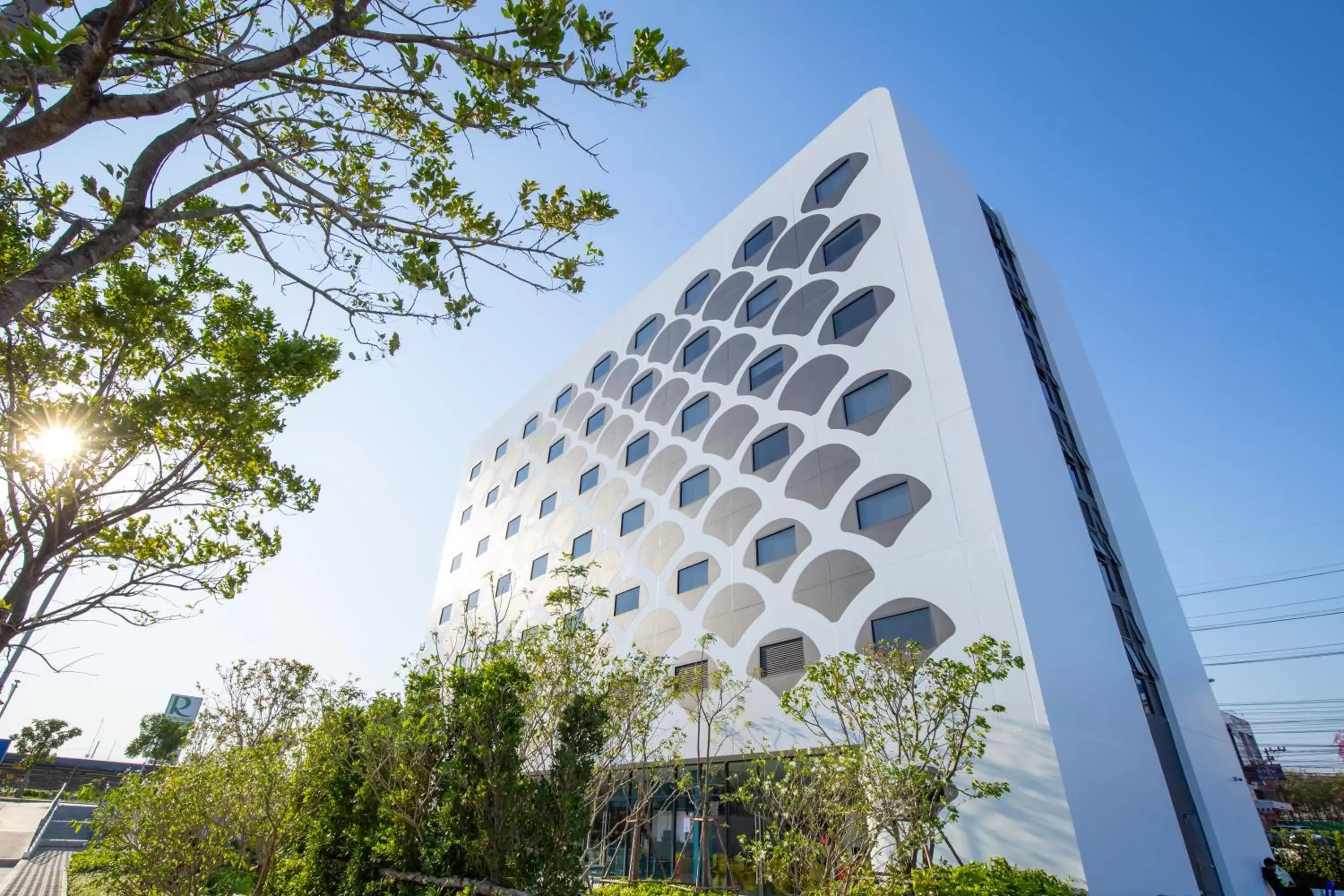 Property building in GO Hotel Bowin at Robinson Lifestyle Bowin Property building in GO Hotel Bowin at Robinson Lifestyle Bowin