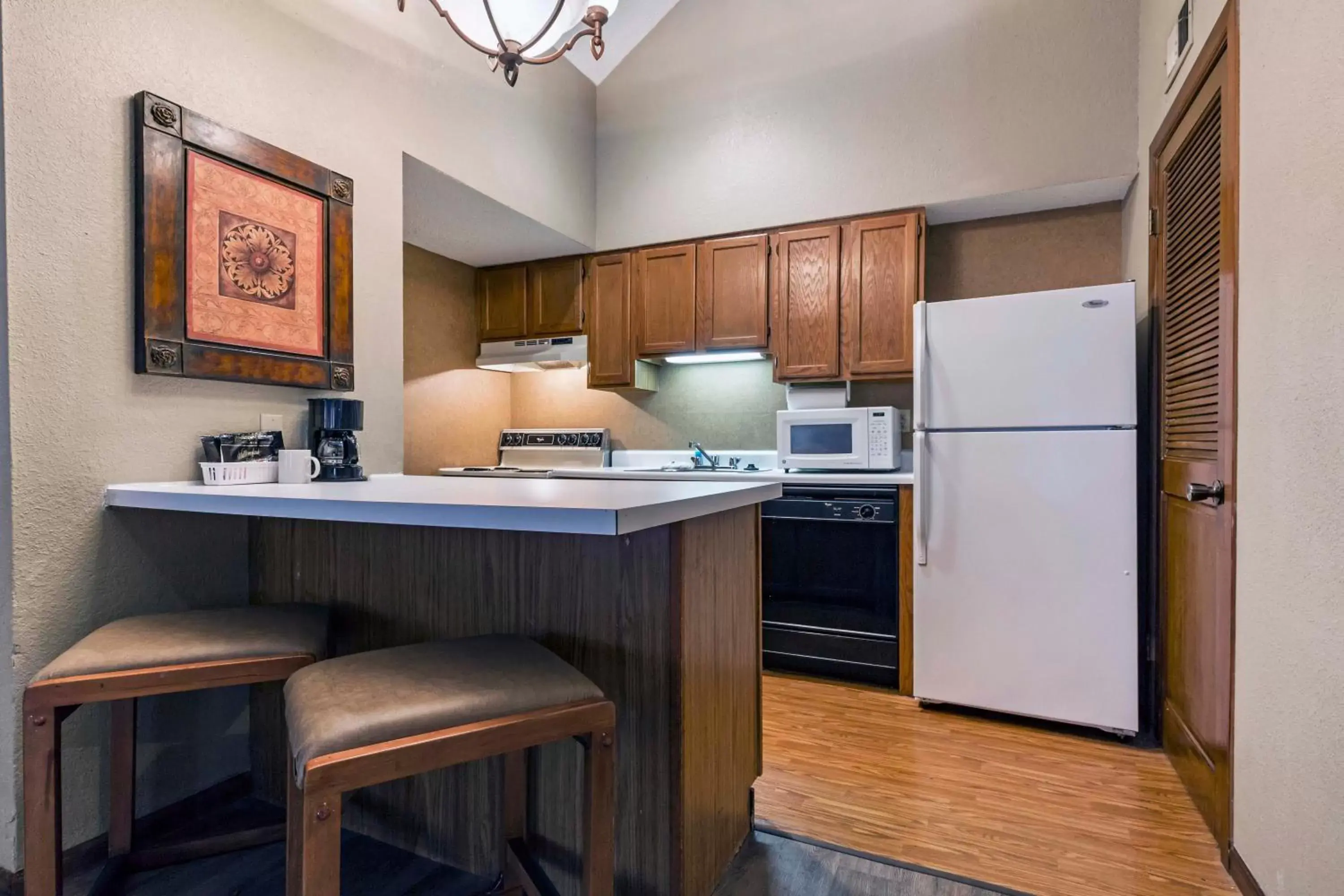 Kitchen/Kitchenette in Arbor Suites At The Mall