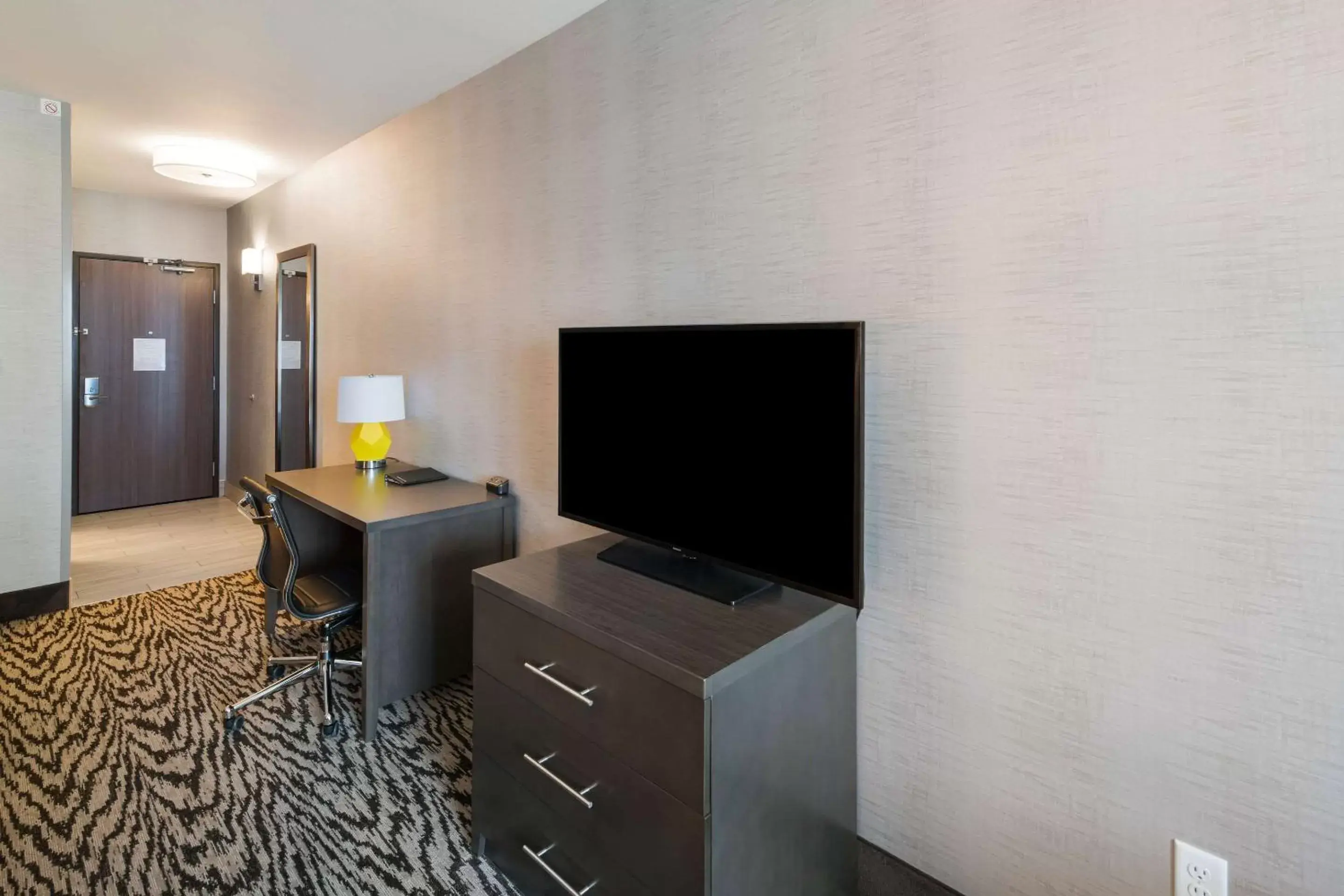 Photo of the whole room, TV/Entertainment Center in Comfort Suites Kennewick at Southridge