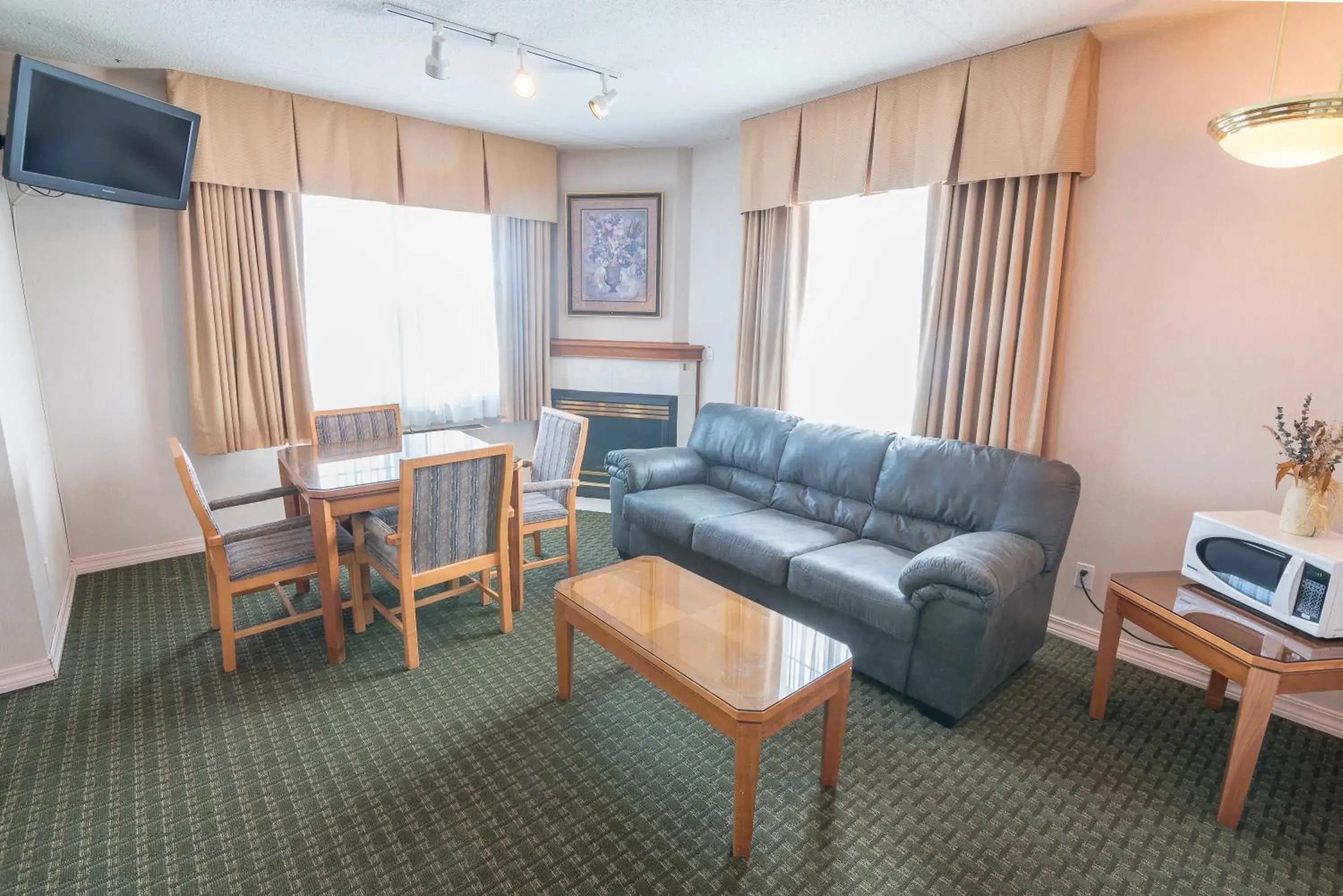 Seating Area in Ramada by Wyndham Thunder Bay Airlane Hotel