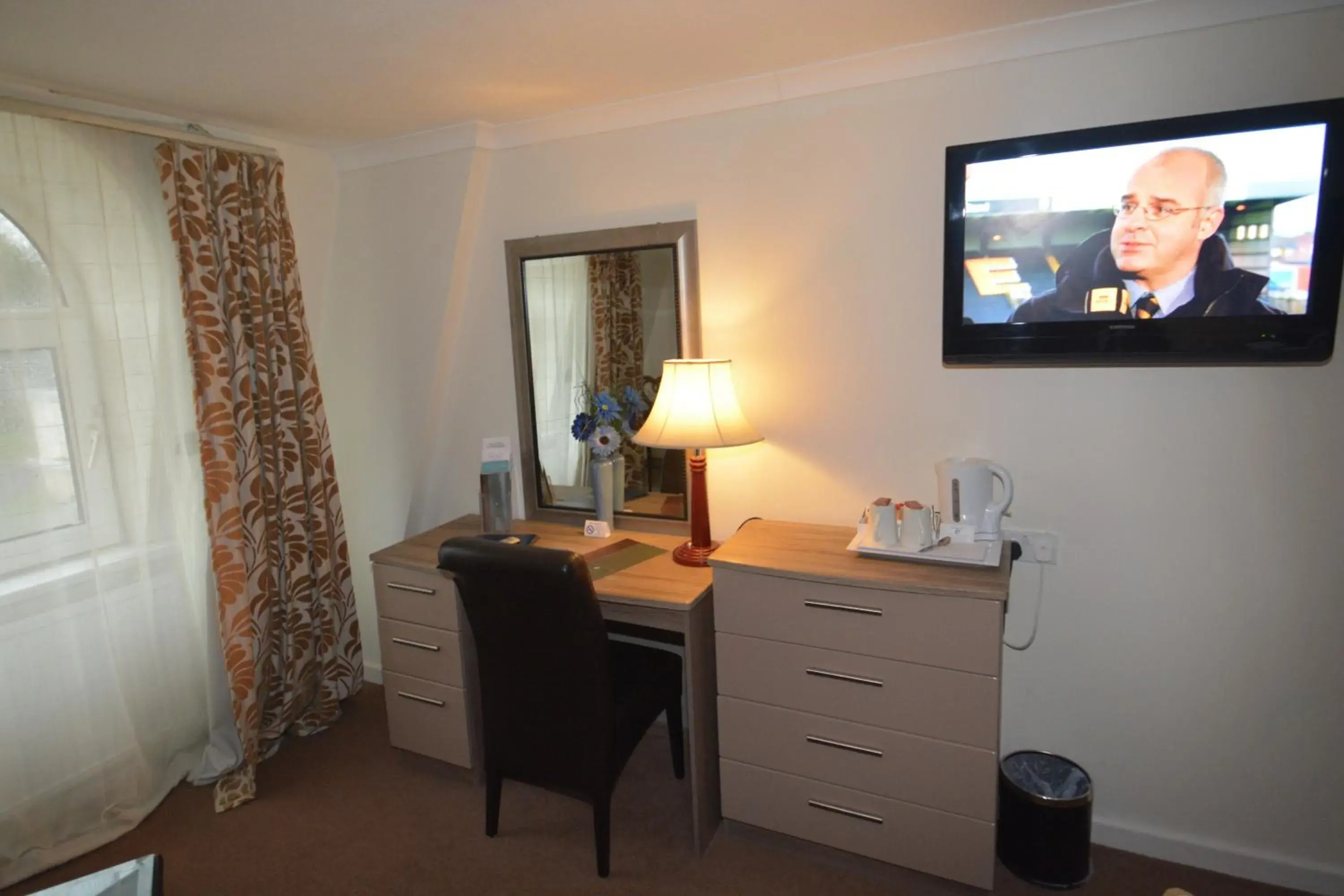 Bedroom, TV/Entertainment Center in Durrant House Hotel