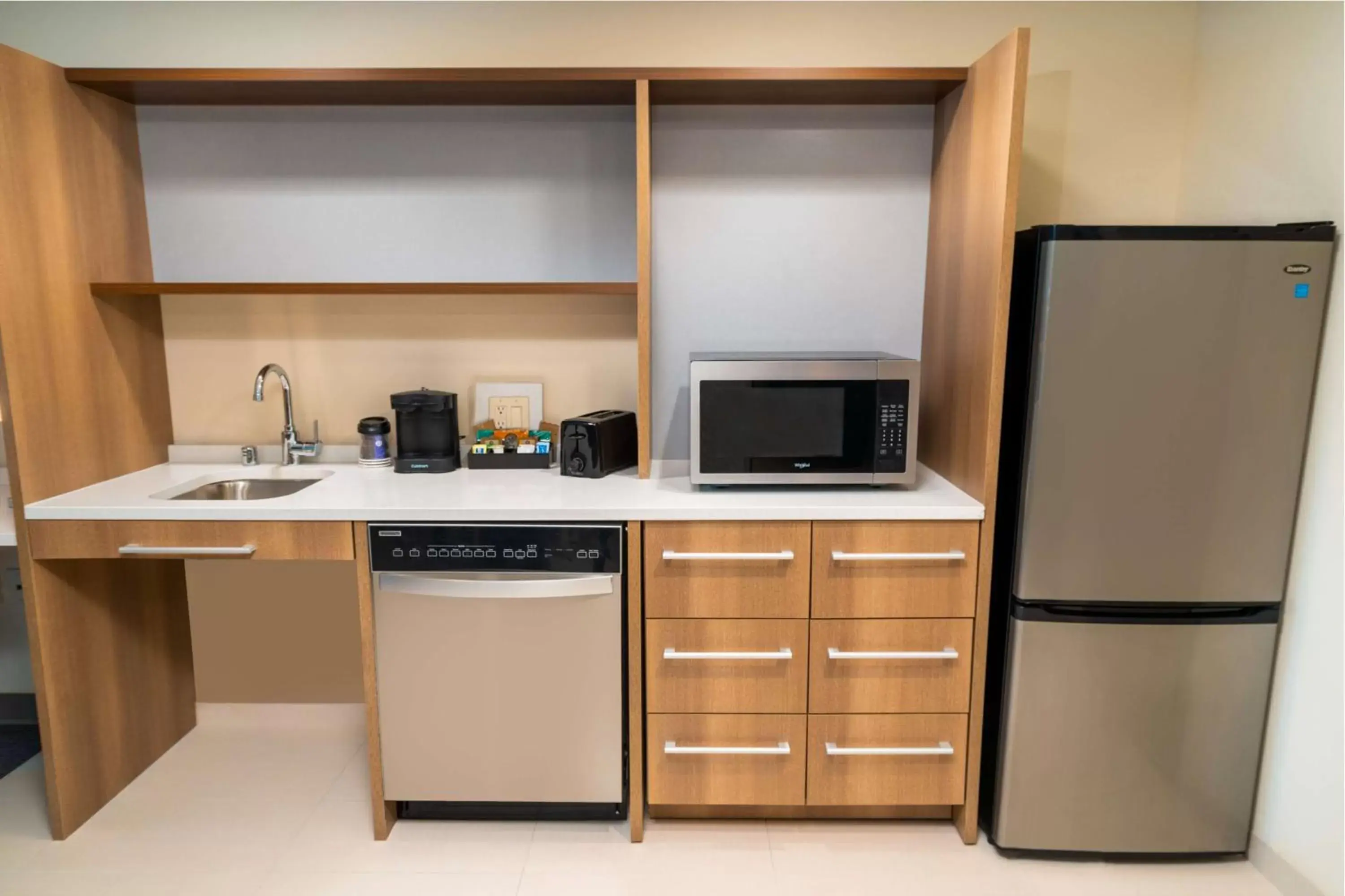 Kitchen or kitchenette, Kitchen/Kitchenette in Home2 Suites Bakersfield