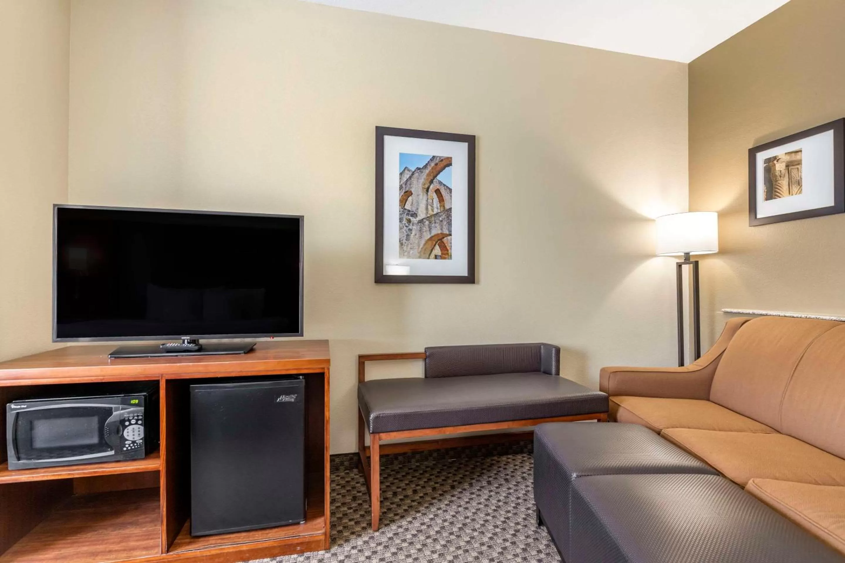 Bedroom in Comfort Suites Medical Center near Six Flags