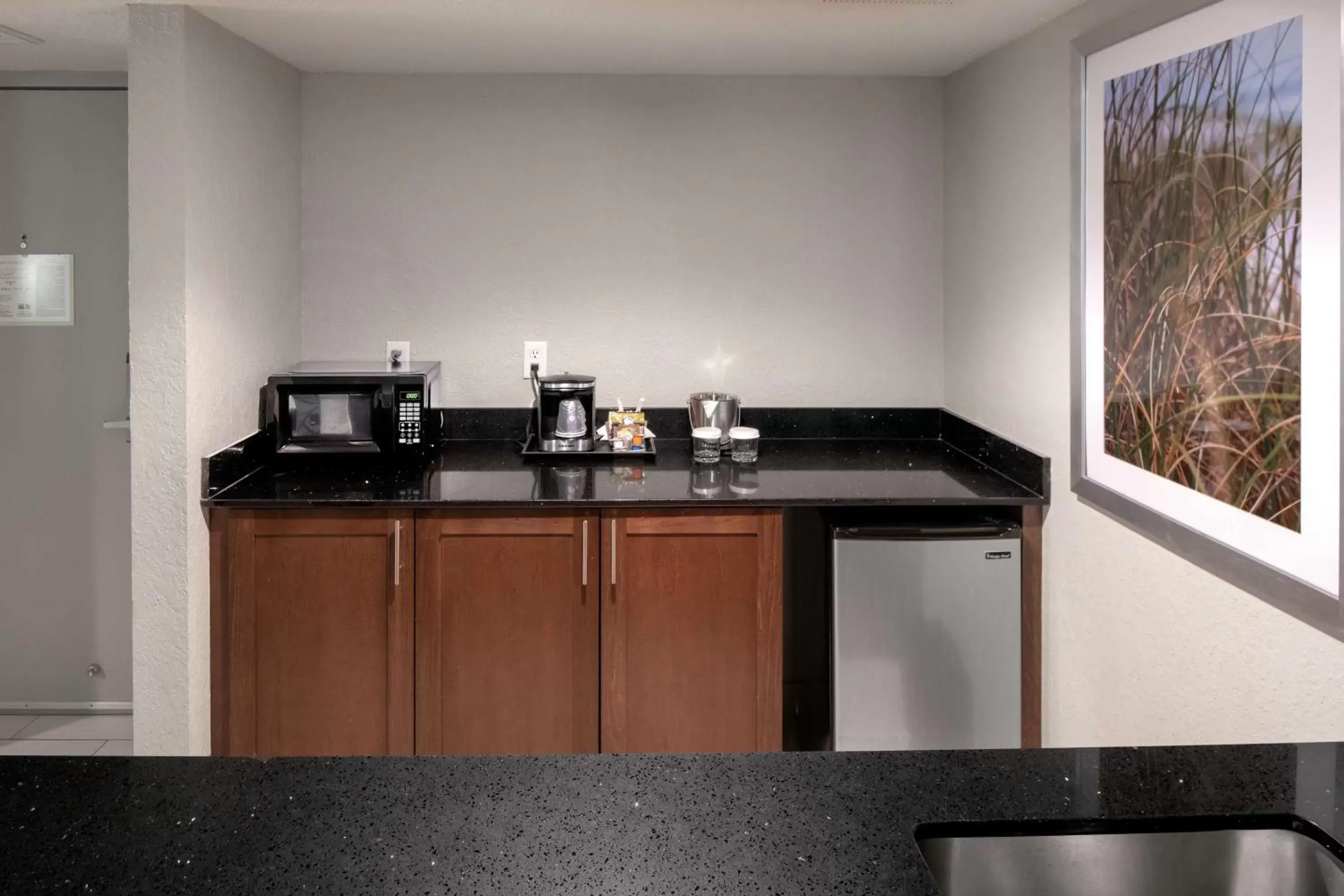 Bedroom, Kitchen/Kitchenette in DoubleTree by Hilton Hotel Jacksonville Airport