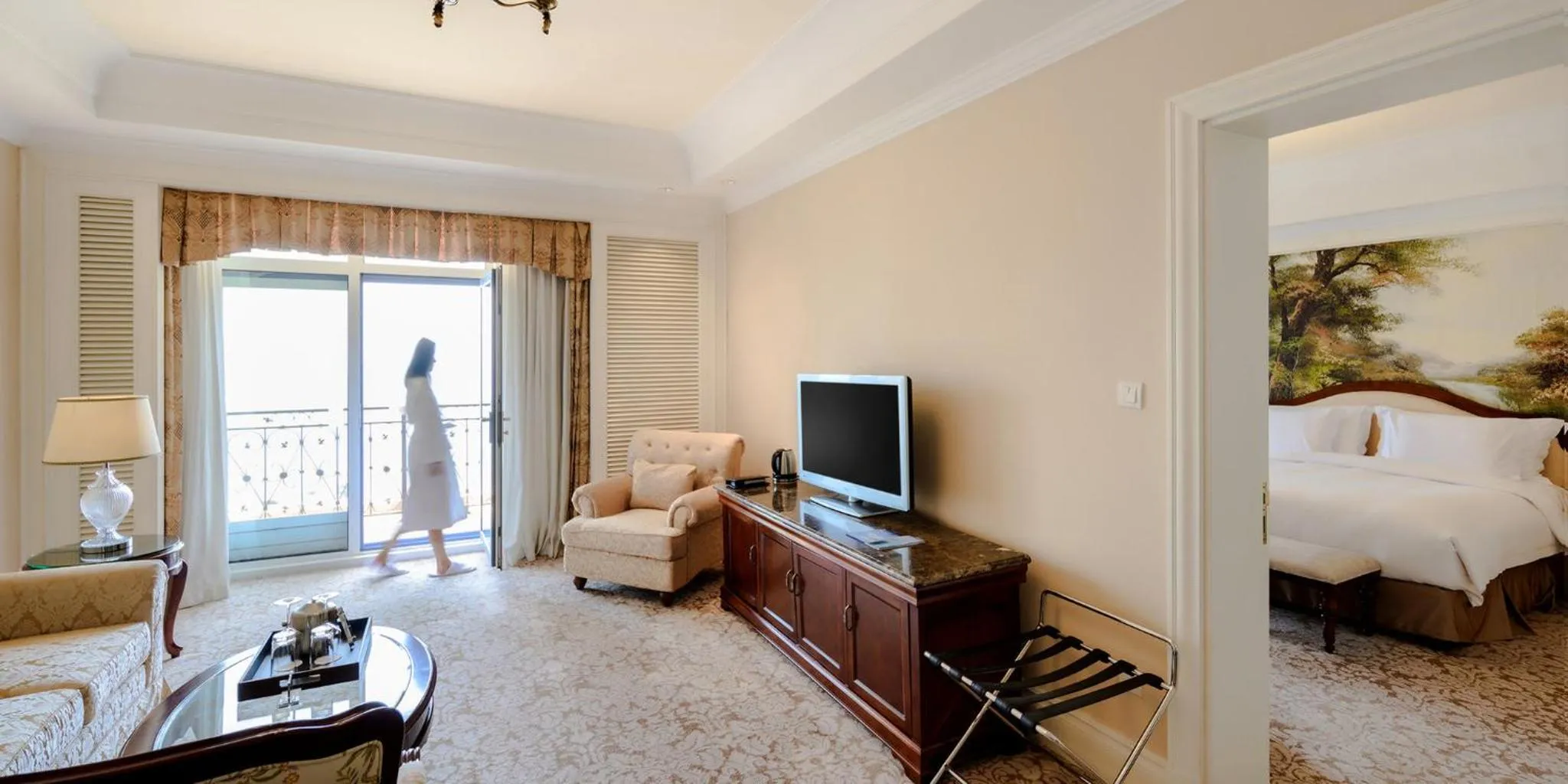 Photo of the whole room, Bed in Crowne Plaza Ocean Spring Resort by IHG