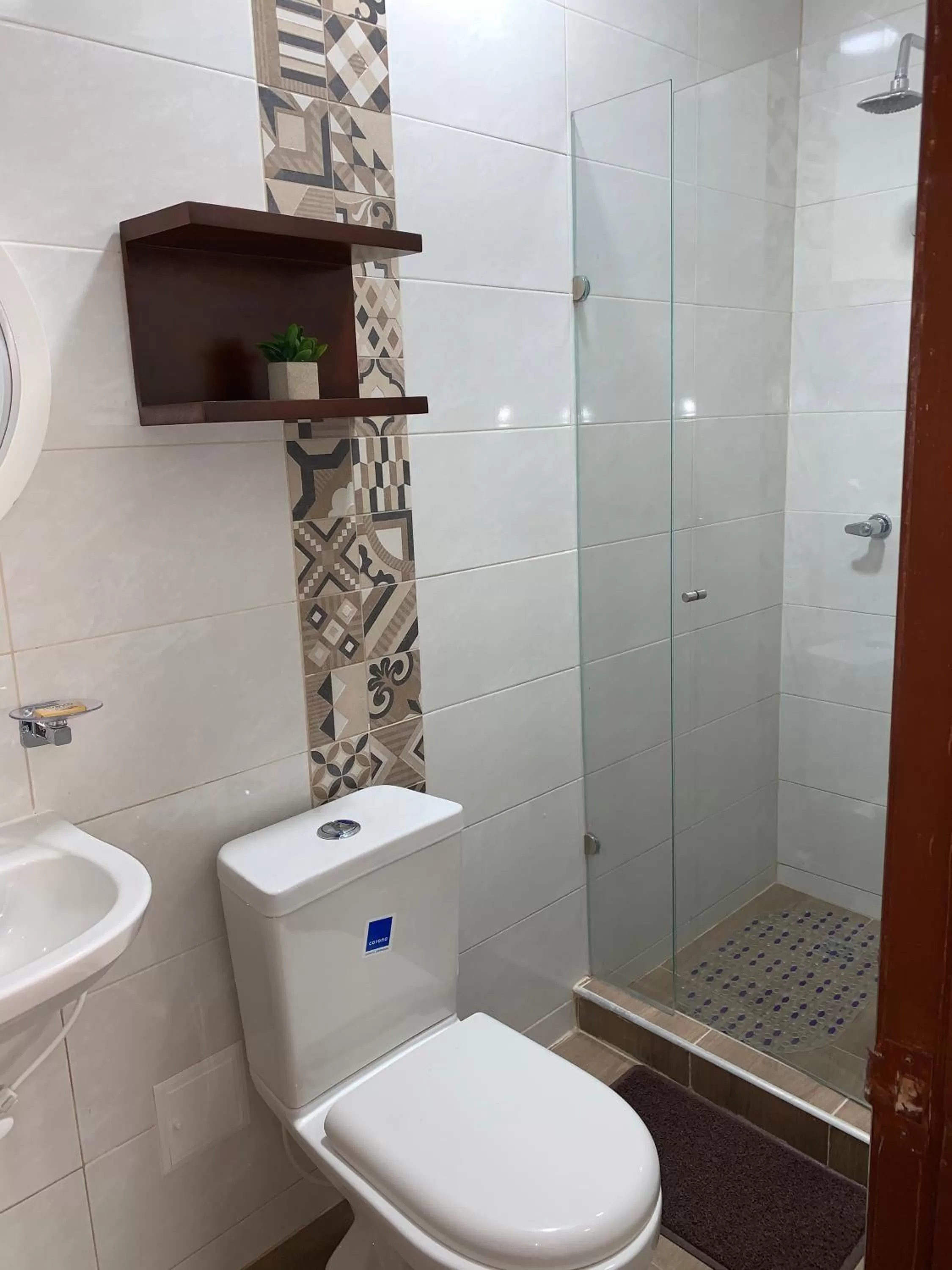 Toilet in Hotel Maceo 55 - Colonial Inn