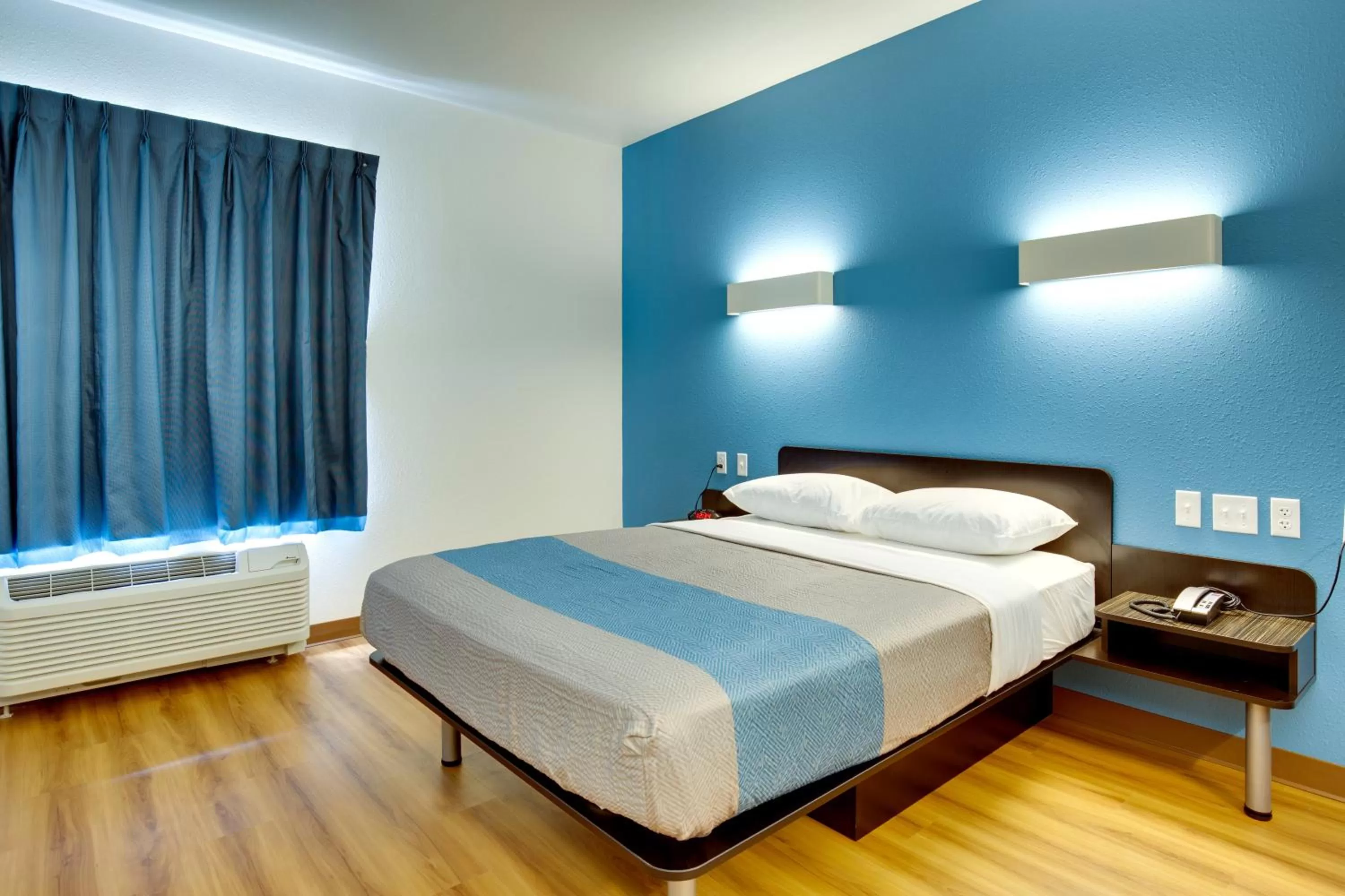 Bedroom, Bed in Motel 6 Poplar Bluff, MO