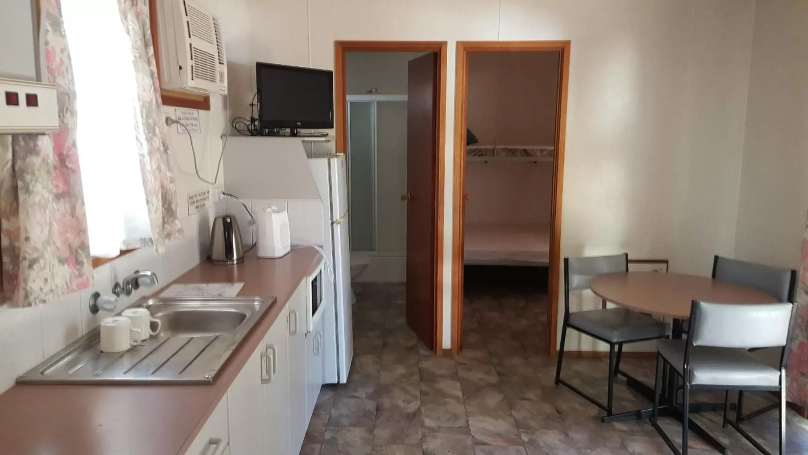 Bathroom, Kitchen/Kitchenette in Gulgong Tourist Park