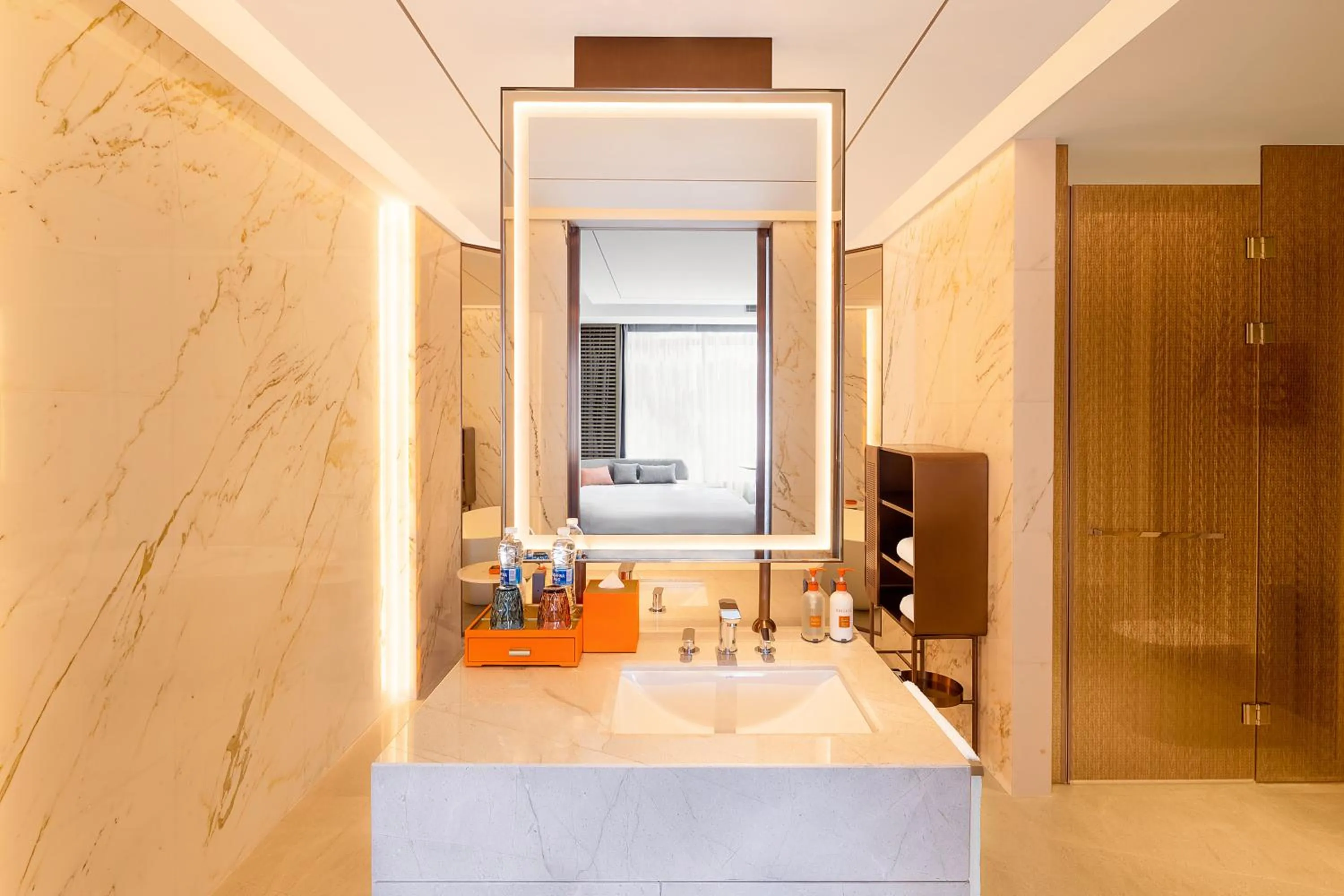 Toilet, Bed in Crowne Plaza Qingdao Jinshui by IHG