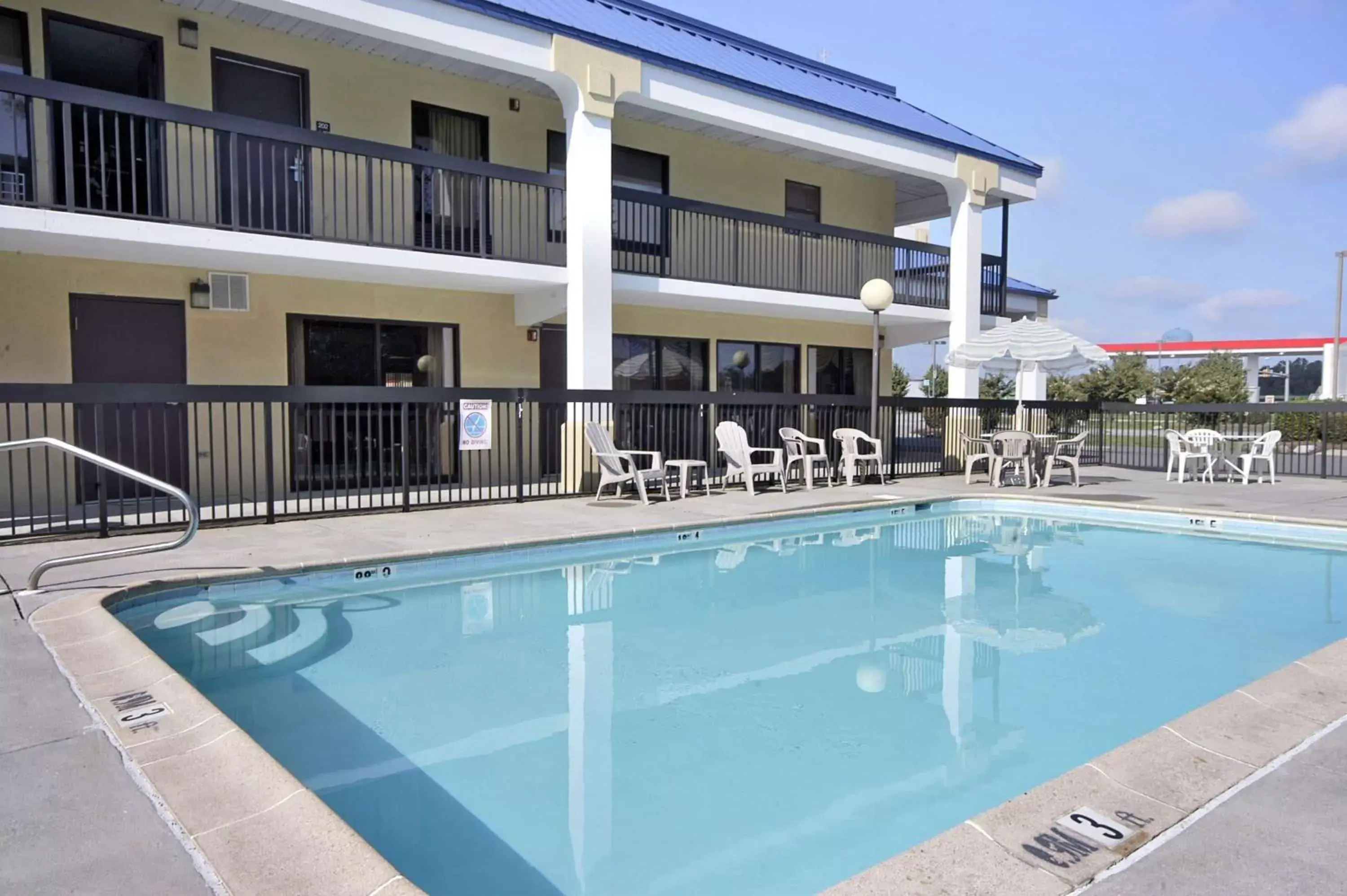 Activities, Swimming Pool in Super 8 by Wyndham Ruther Glen Kings Dominion Area