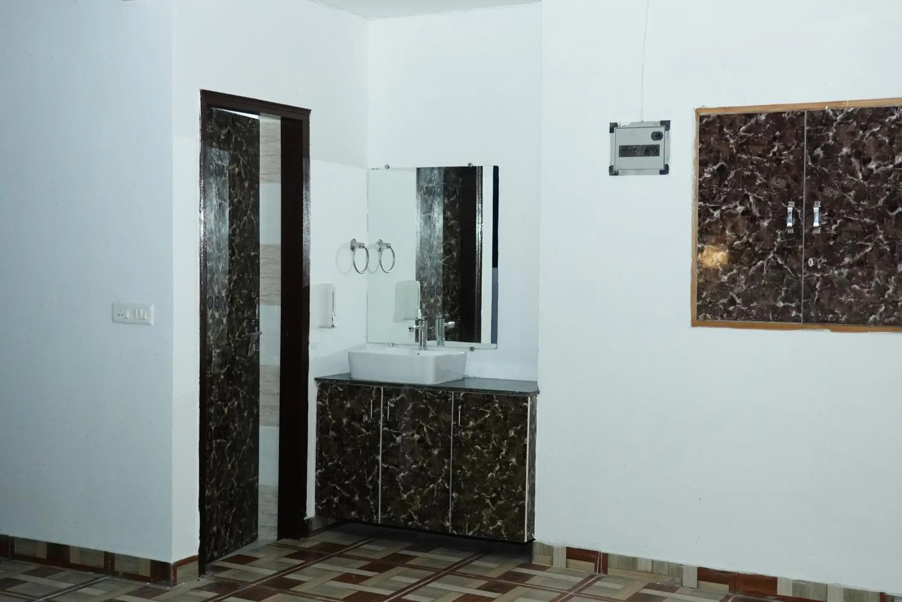 Communal lounge/ TV room, Bathroom in ExpoMart Inn