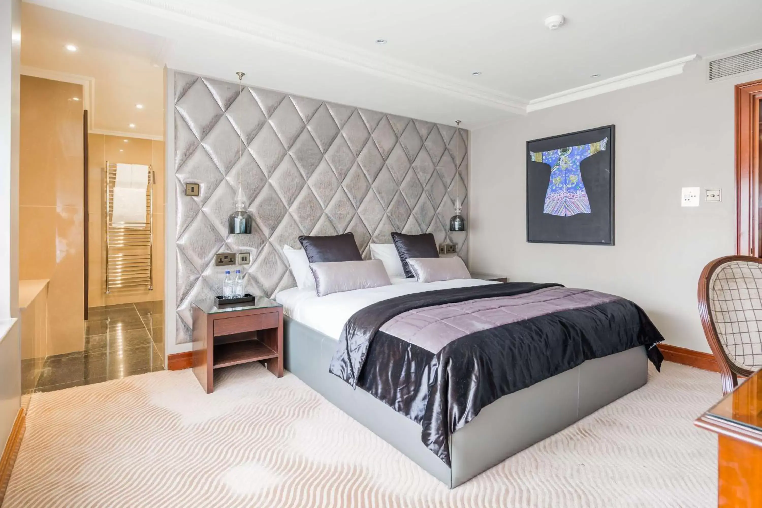 Photo of the whole room, Bed in Radisson Blu Edwardian Heathrow Hotel, London