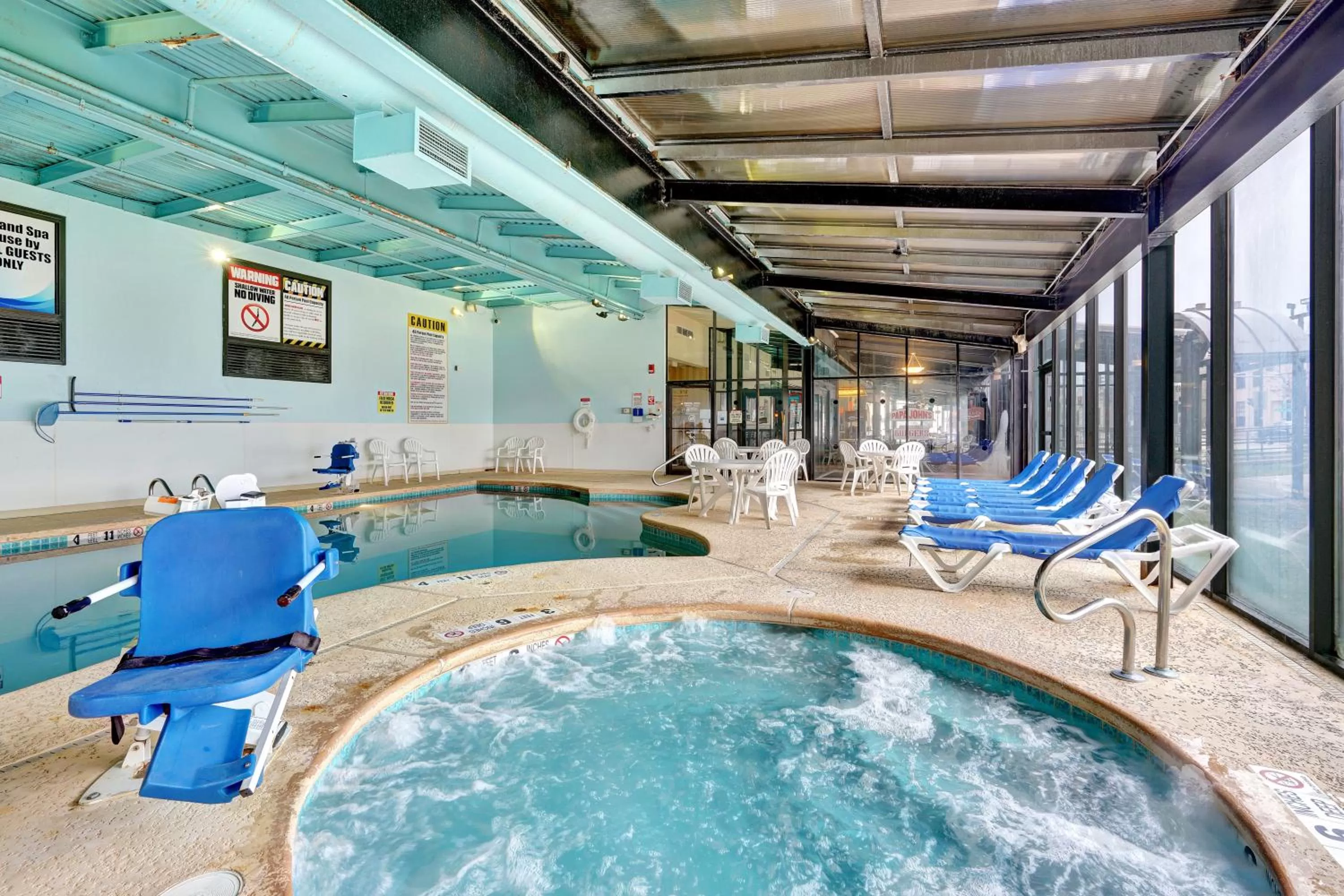 Swimming pool in Quality Hotel & Suites At The Falls