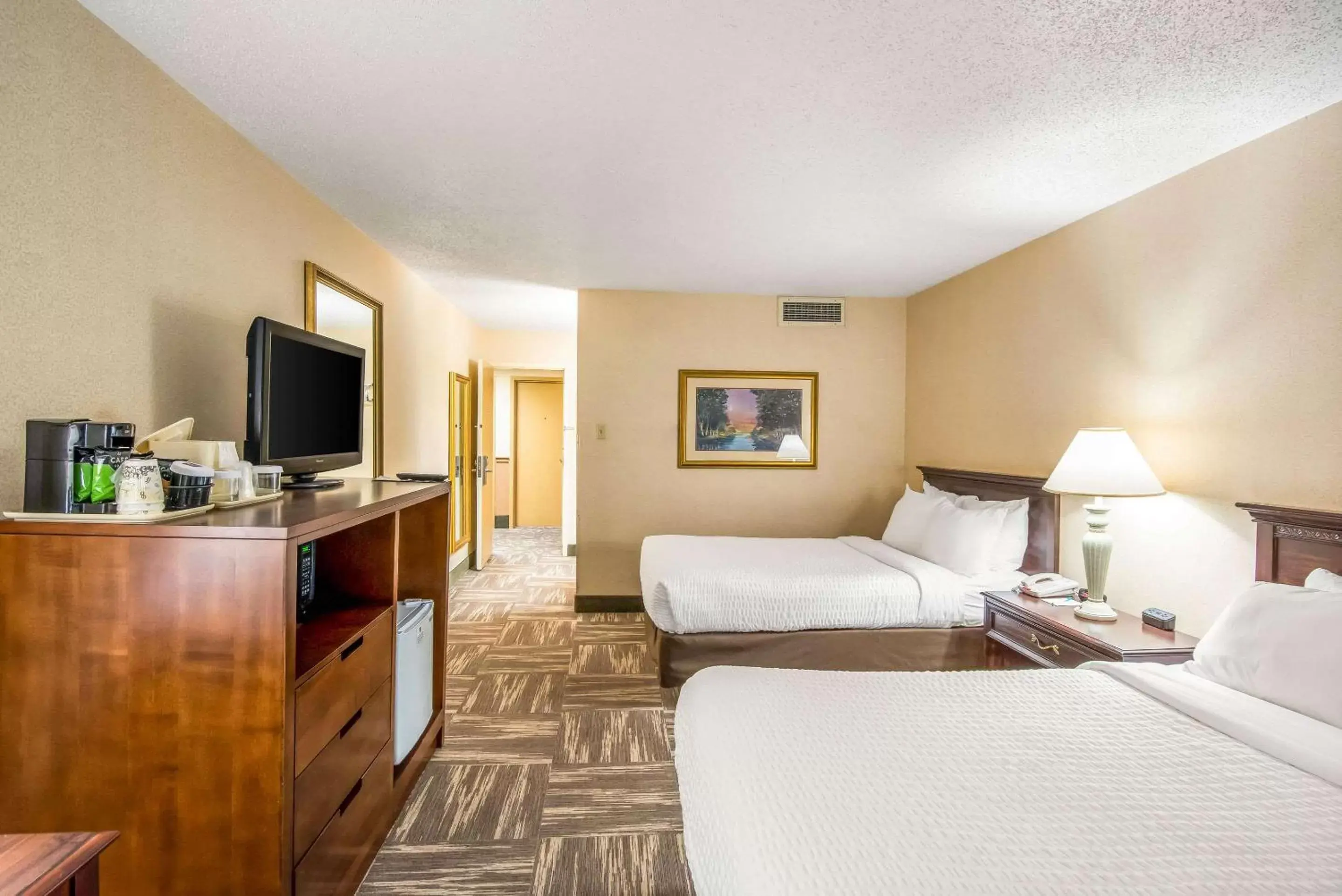 Photo of the whole room, TV/Entertainment Center in Clarion Inn Grand Junction