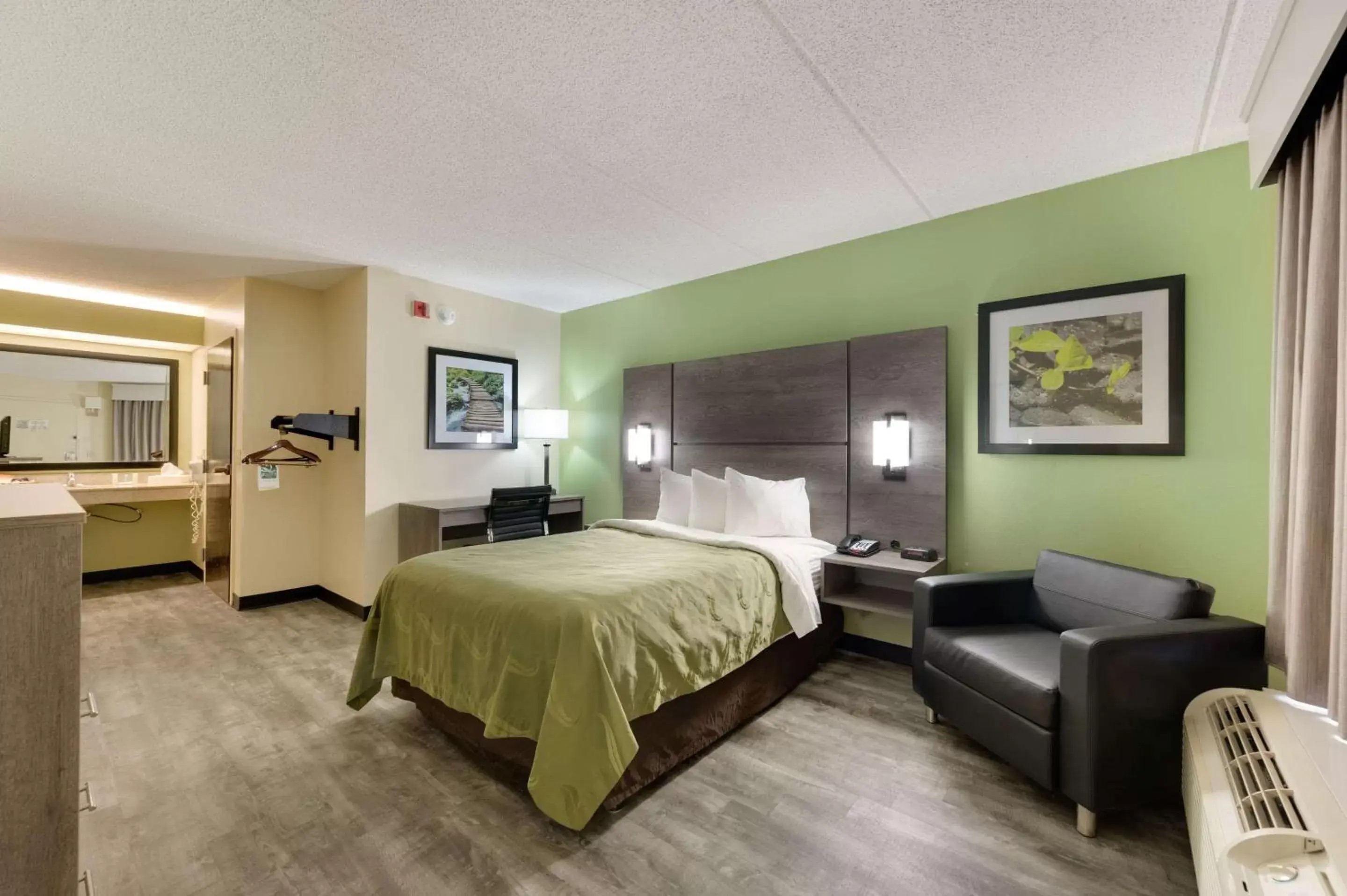 Photo of the whole room in Quality Inn Airport - Southeast
