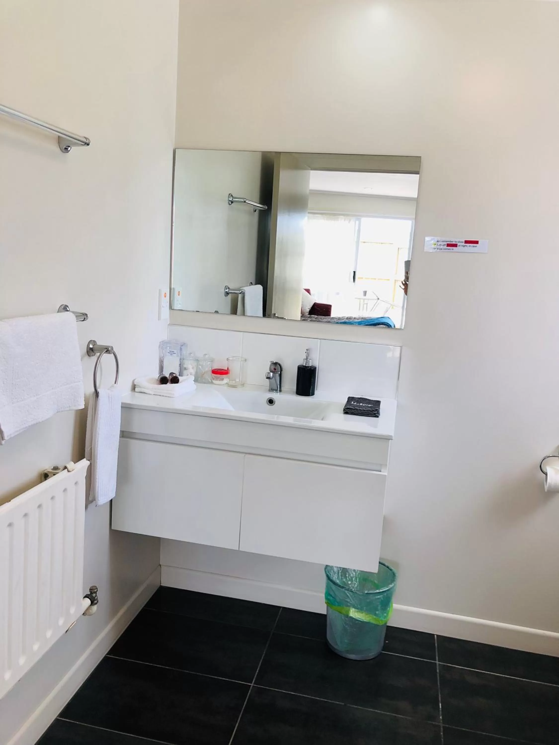 Bathroom in Red Rock Thermal Motel - Mineral Pool