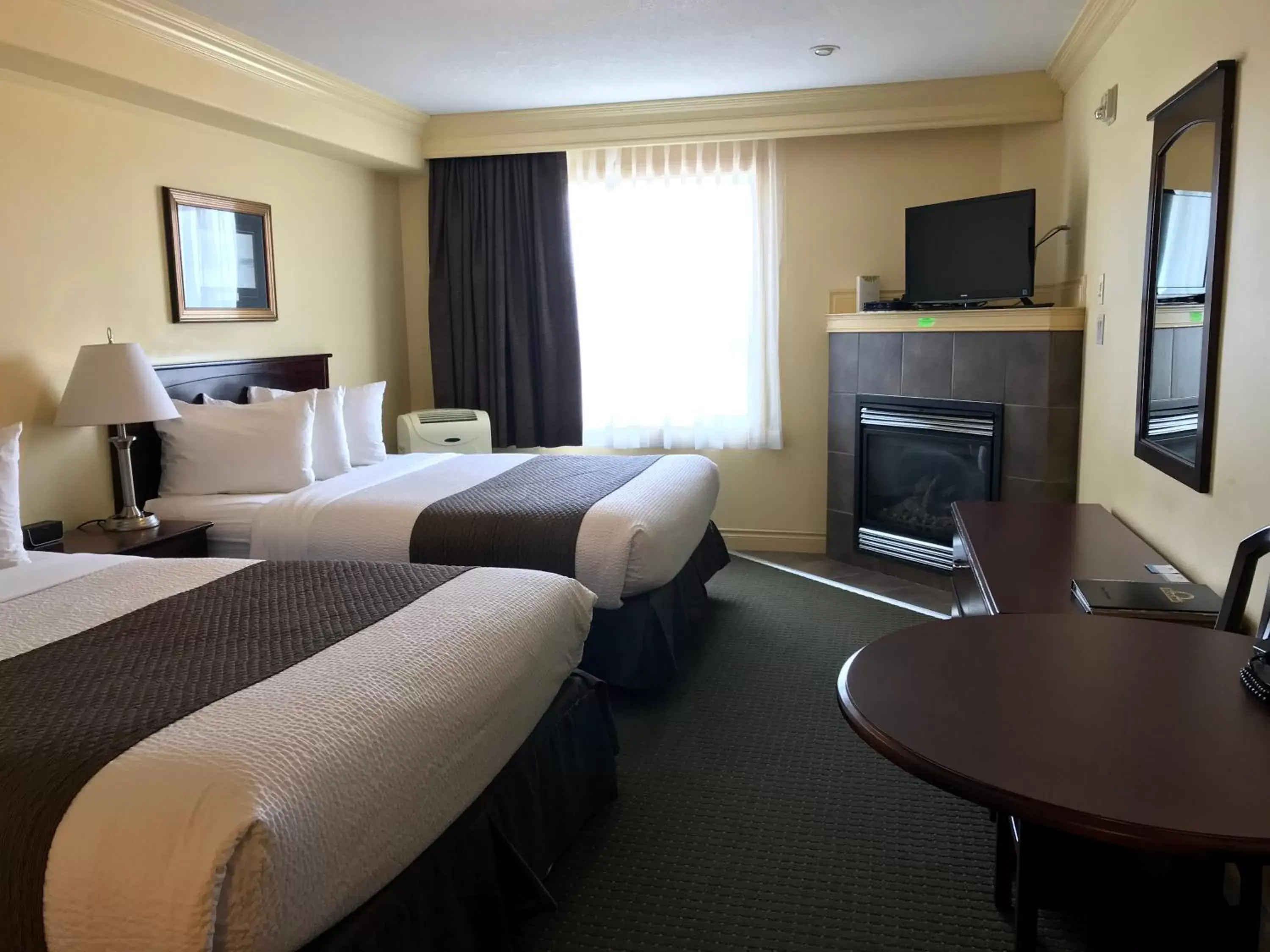 Bedroom, TV/Entertainment Center in Quality Inn & Suites