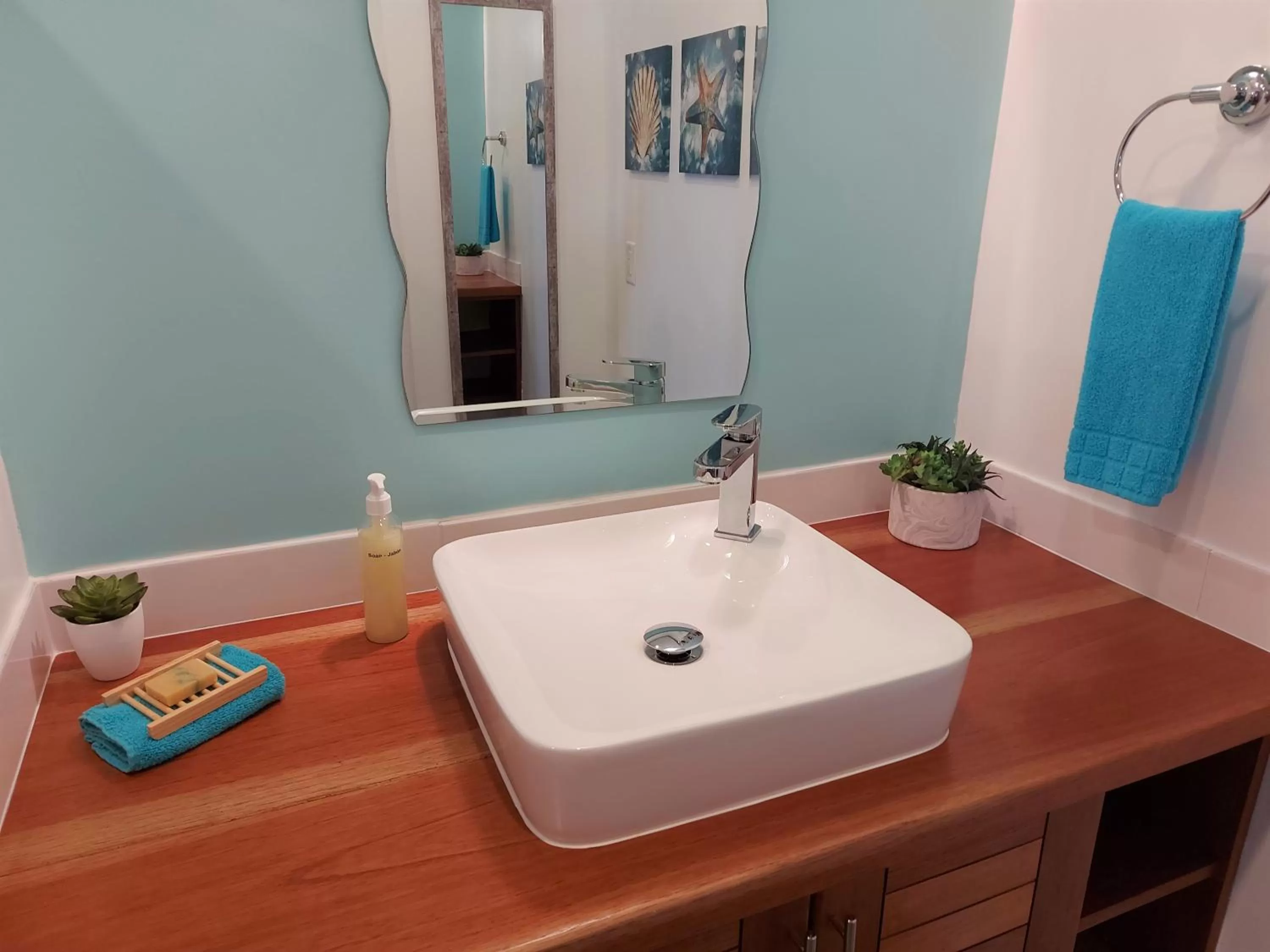 Bathroom in The Sunsetter Bed & Breakfast