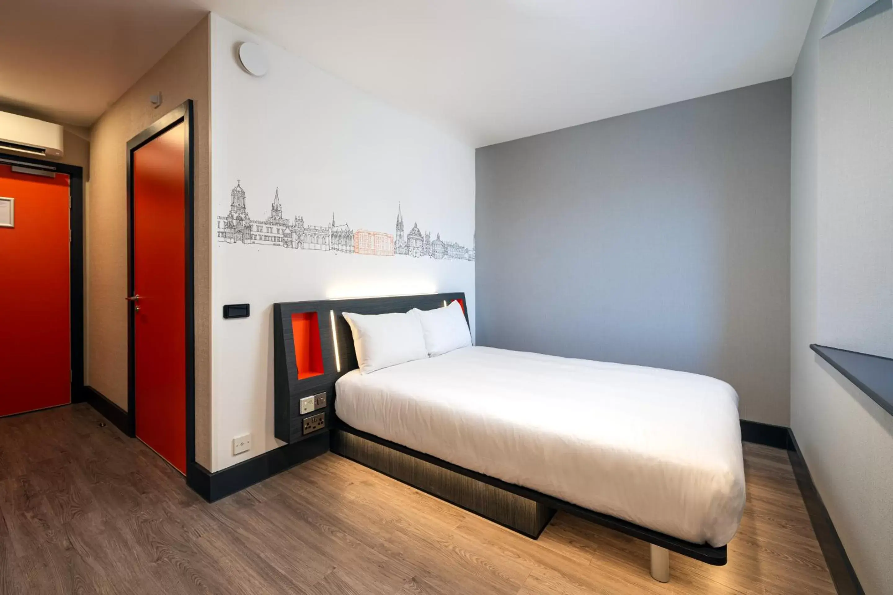 Bedroom, Bed in easyHotel Oxford