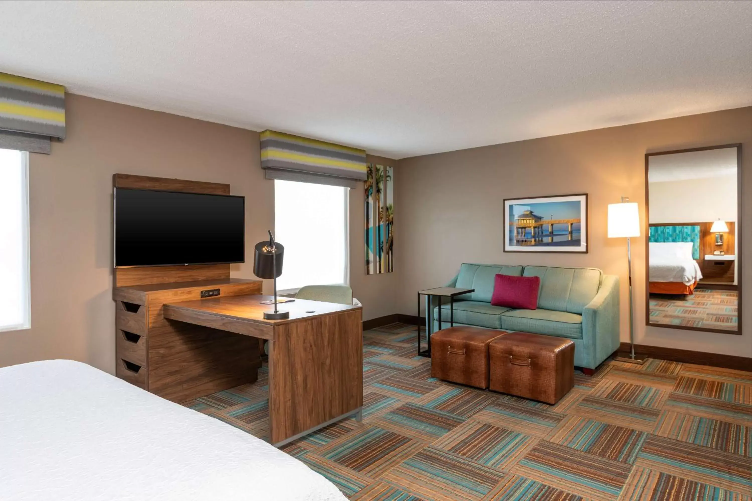 Bedroom, TV/Entertainment Center in Hampton Inn & Suites Fort Myers-Colonial Boulevard