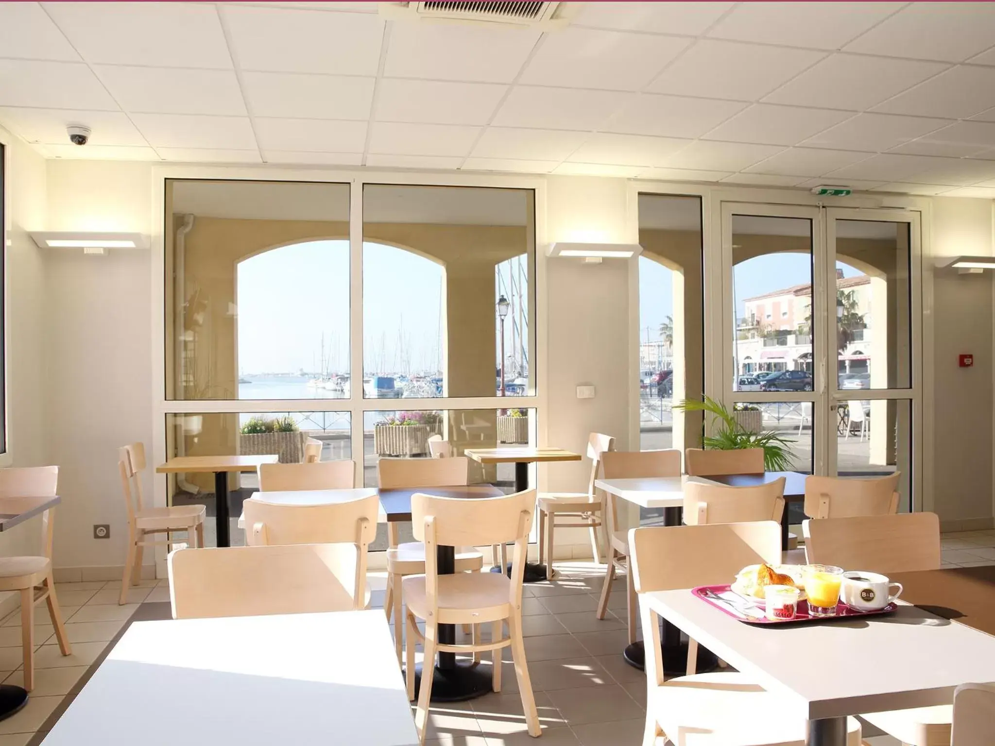 Restaurant/Places to Eat in B&B HOTEL Martigues Port-de-Bouc